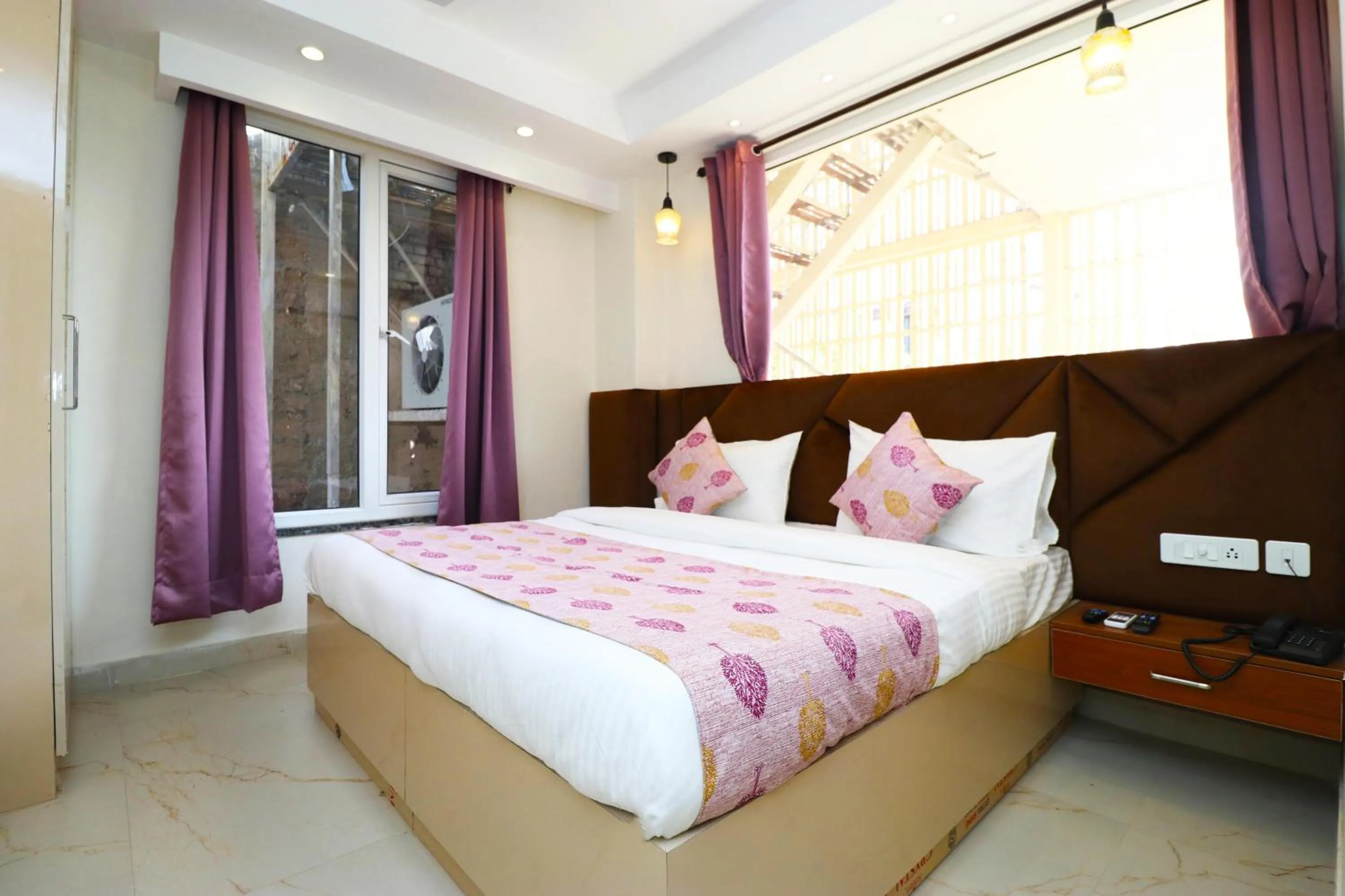 Bed in Hotel Leo Saffron - Pitampura