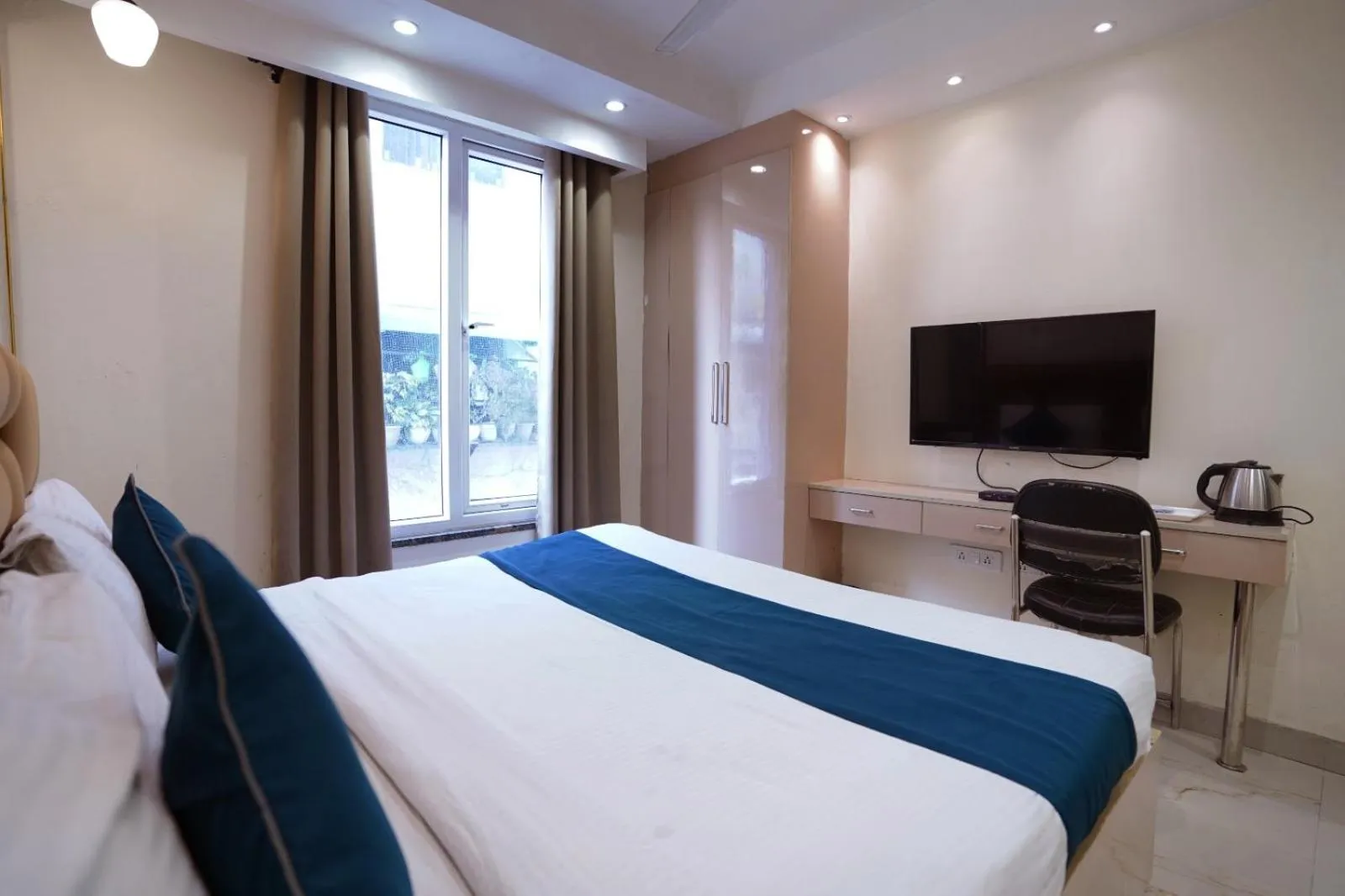 Bed in Hotel Leo Saffron - Pitampura