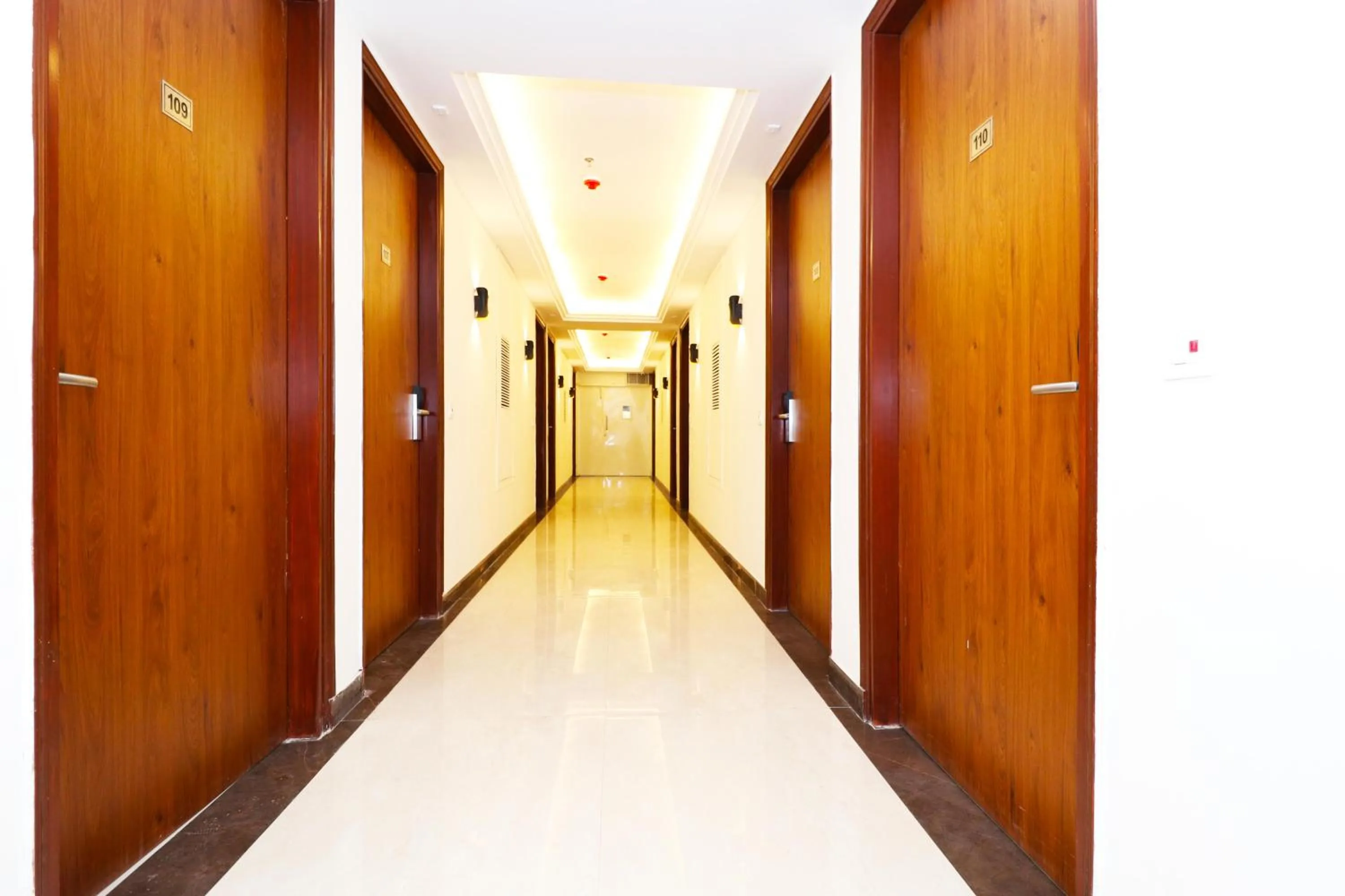 Lobby or reception in Hotel Leo Saffron - Pitampura