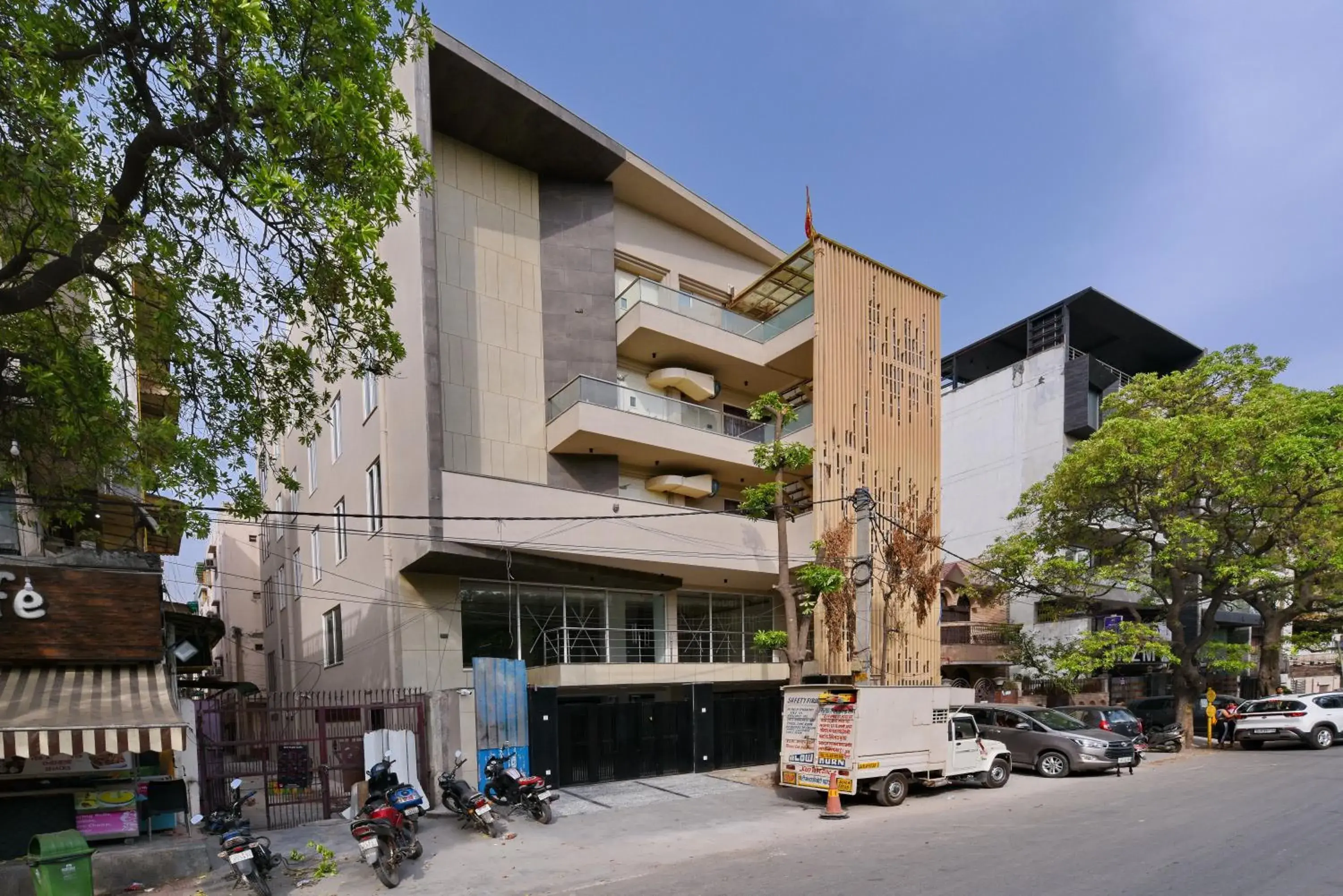 Property building in Hotel Leo Saffron - Pitampura Property building in Hotel Leo Saffron - Pitampura