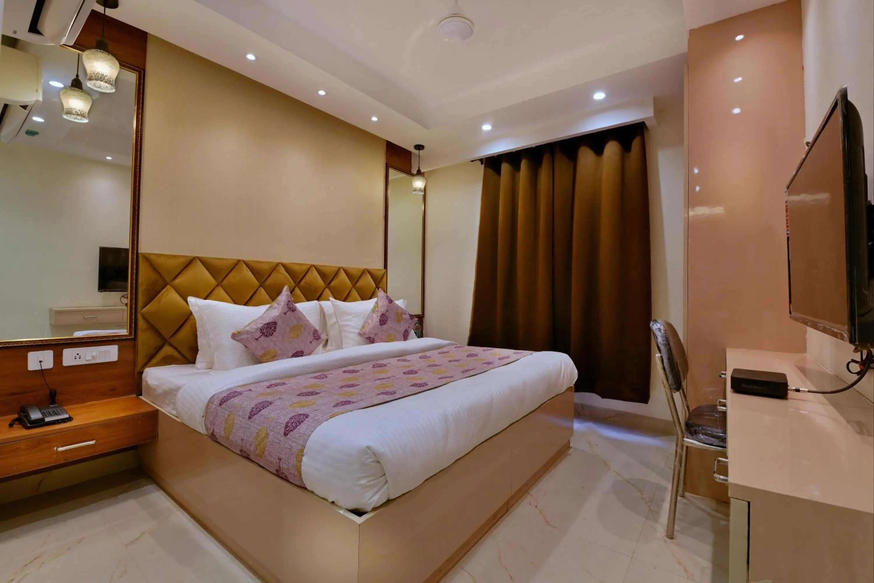 Bed in Hotel Leo Saffron - Pitampura