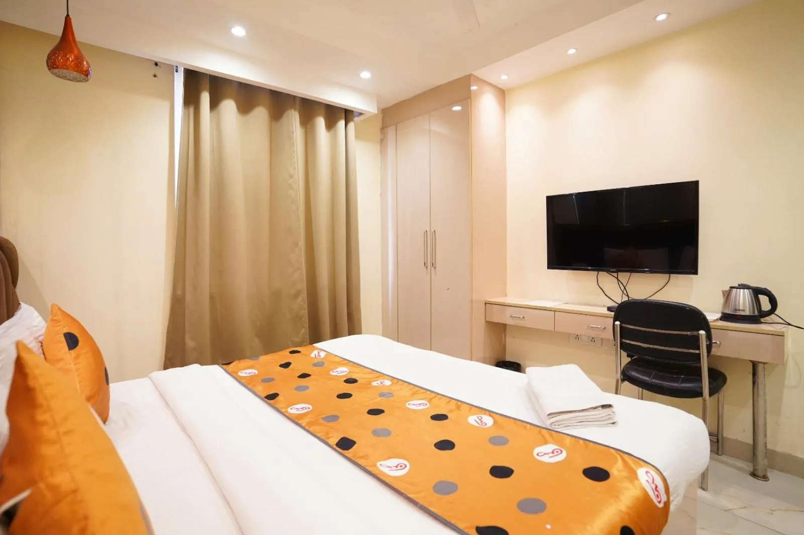 Bed in Hotel Leo Saffron - Pitampura