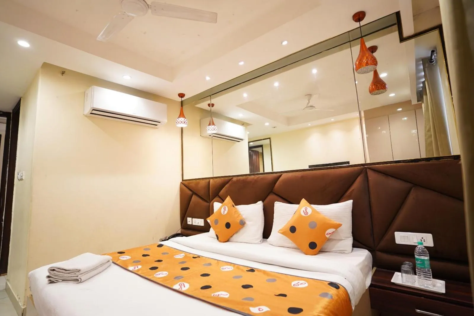 Bed in Hotel Leo Saffron - Pitampura