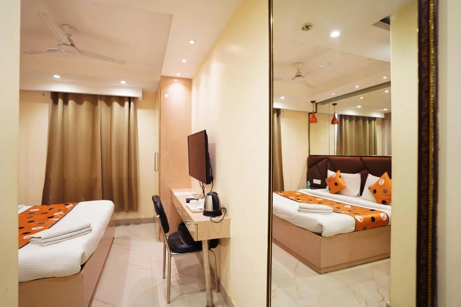 Bed in Hotel Leo Saffron - Pitampura