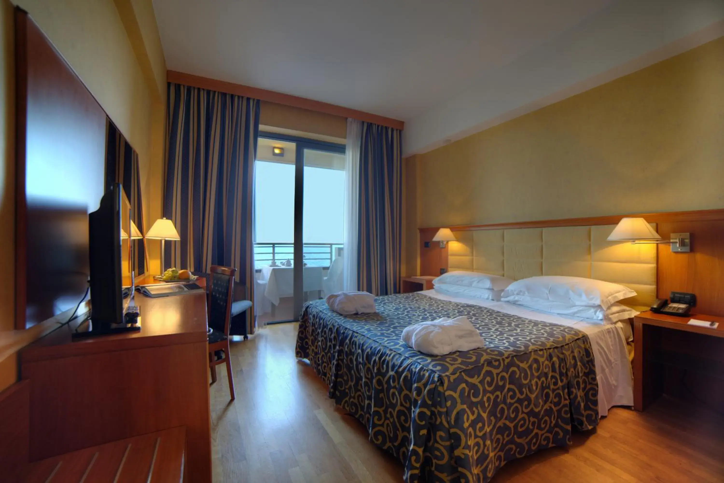 TV and multimedia, Bed in Hotel Nettuno