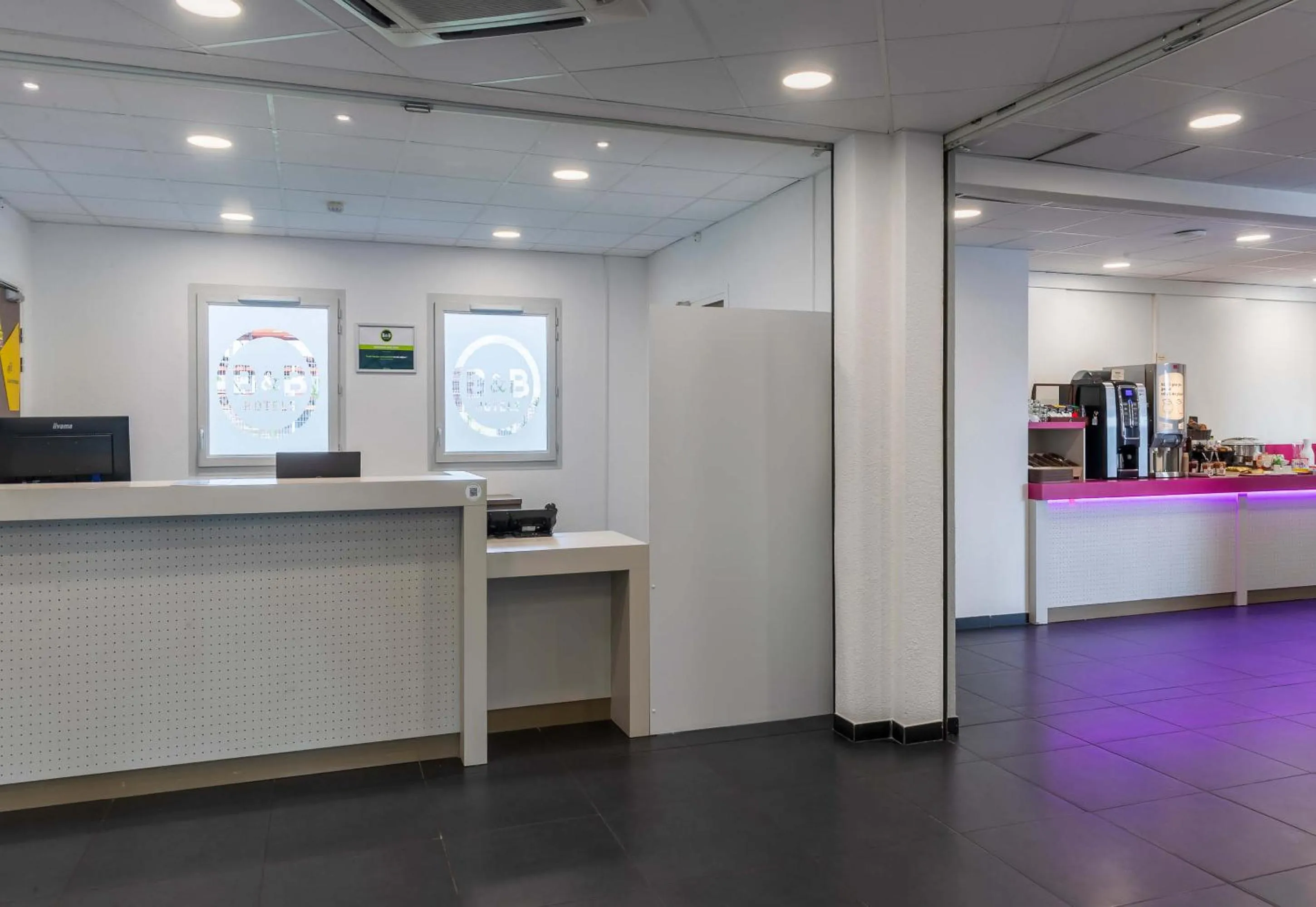 Lobby or reception in B&B HOTEL Romilly-sur-Seine