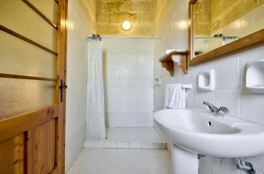 Bathroom in Farmhouse Razzett Cora