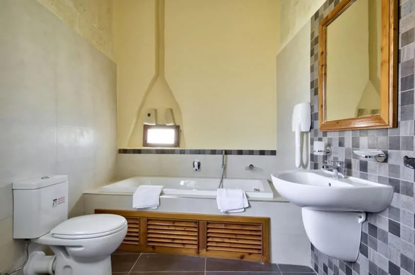 Bathroom in Farmhouse Razzett Cora