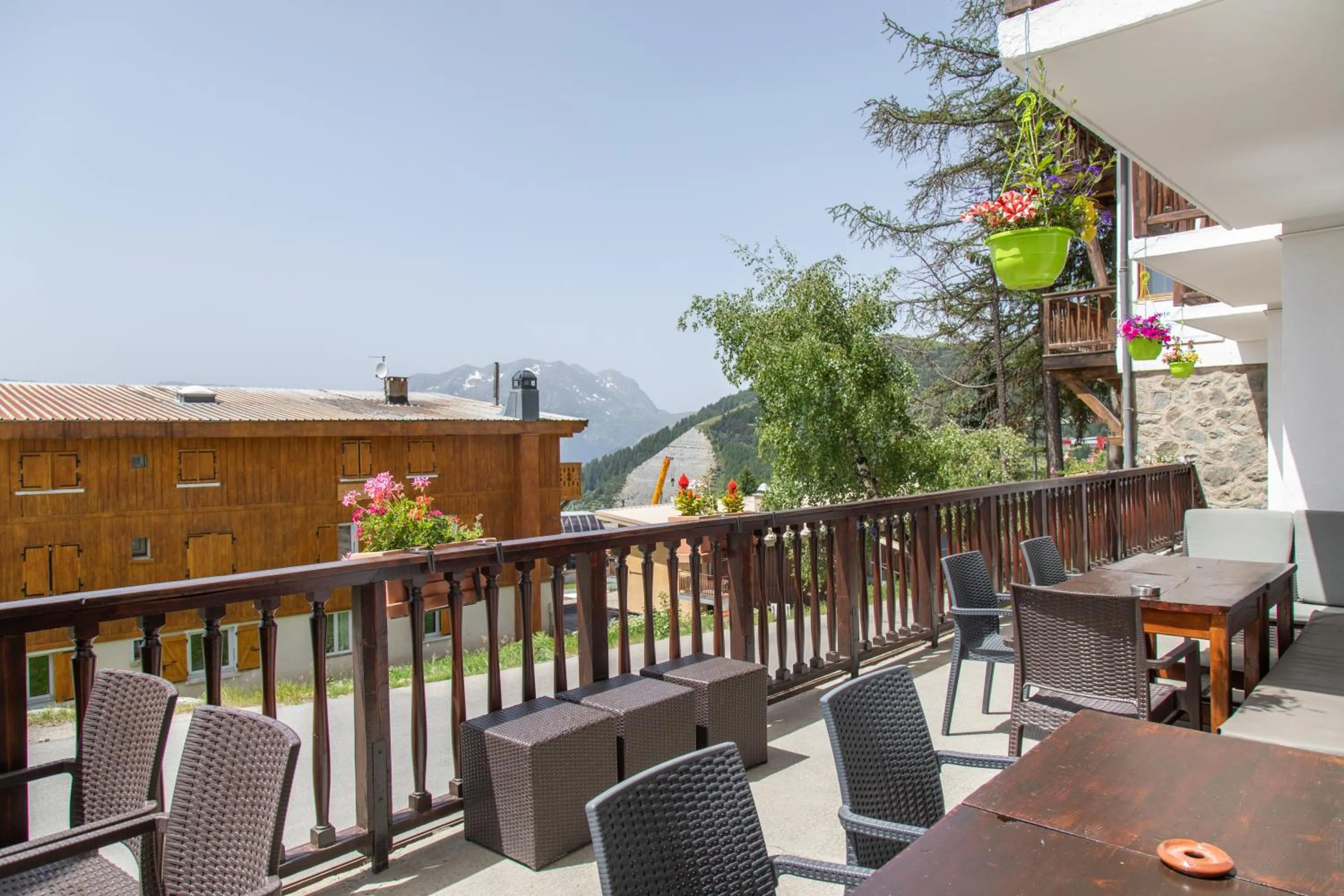 Communal lounge/ TV room in Hotel le Chamois