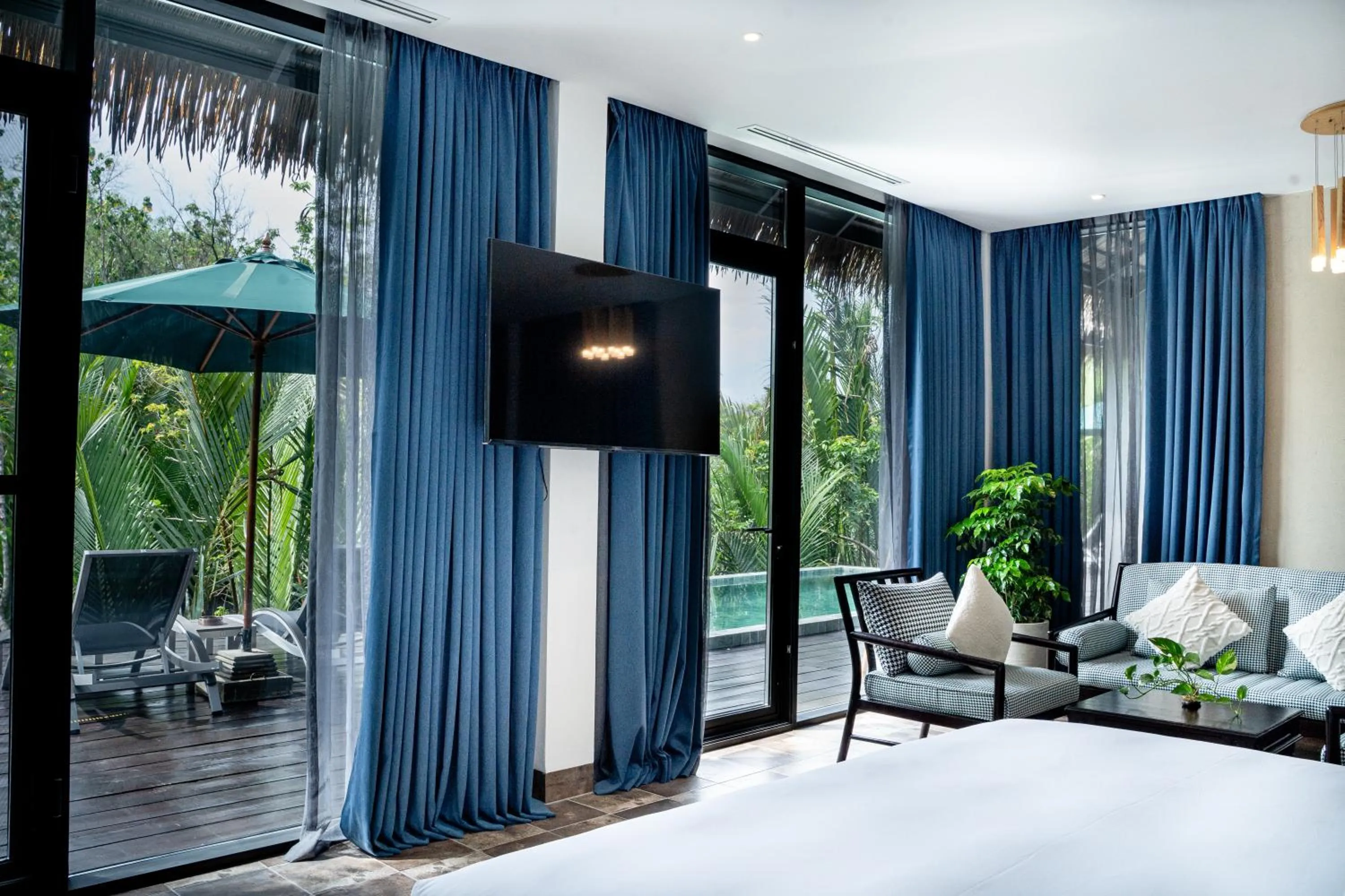 Communal lounge/ TV room, Bed in RiverTree Villa & Resort