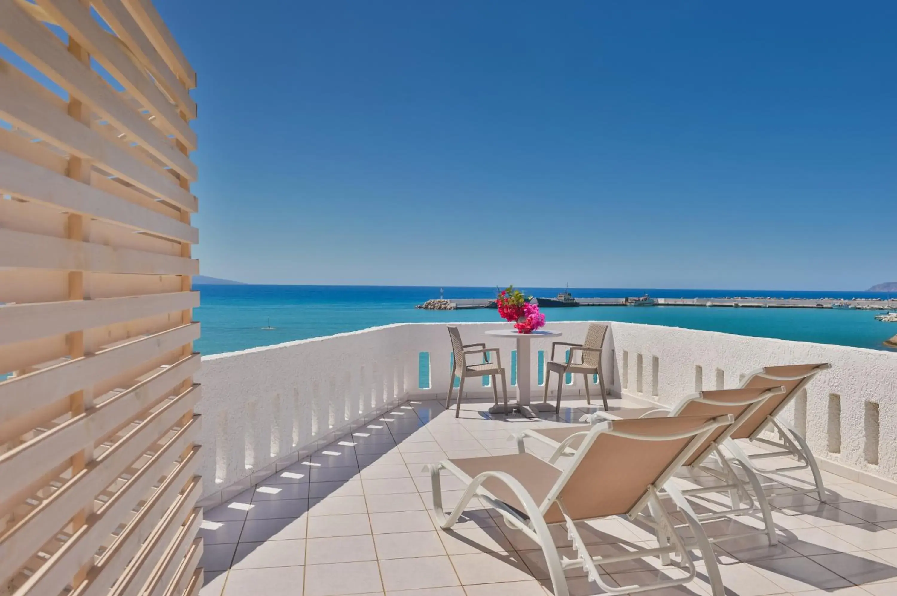 Stochos studios next to the sea! Stochos studios next to the sea!