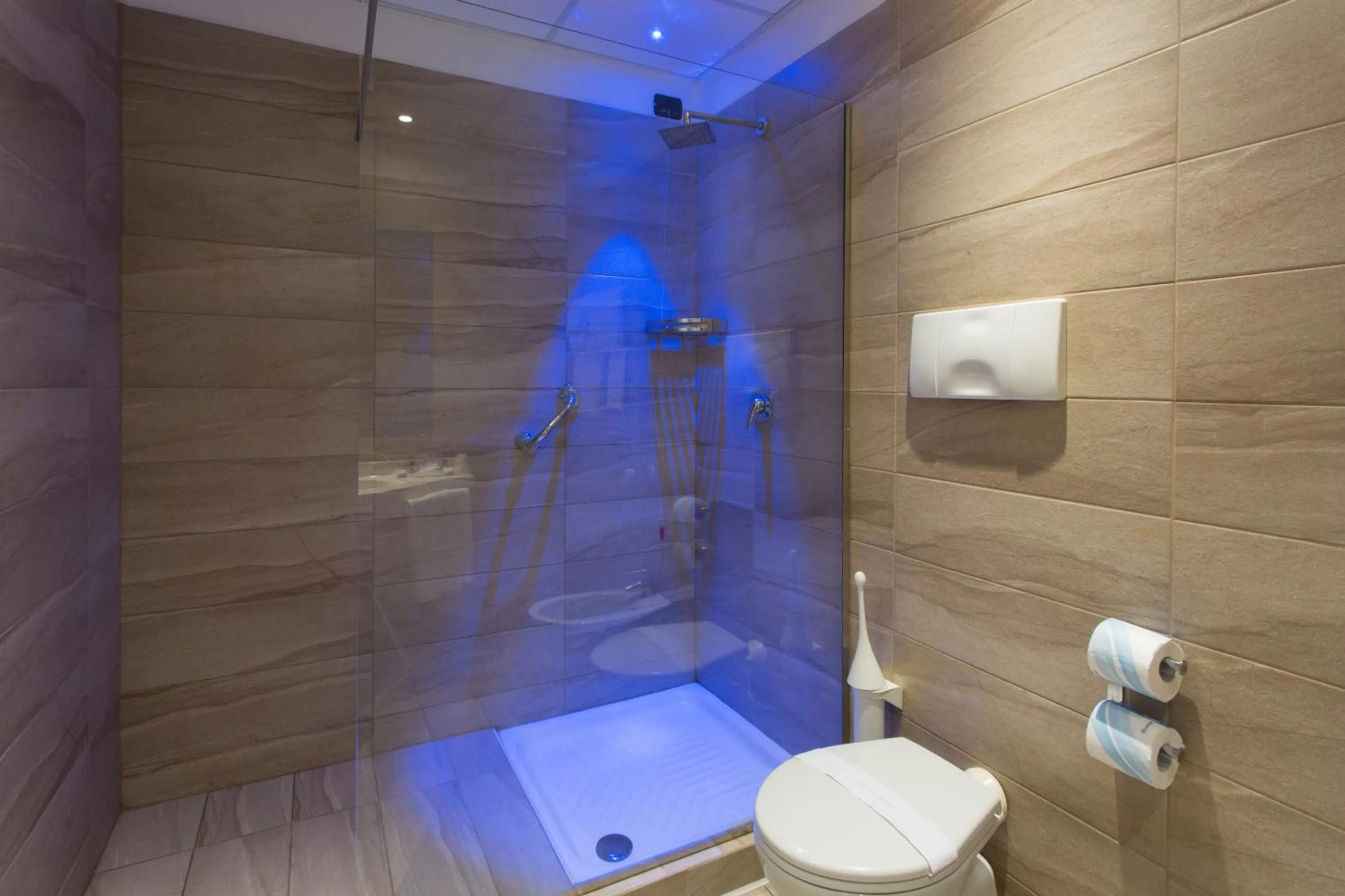 Shower in Break Hotel