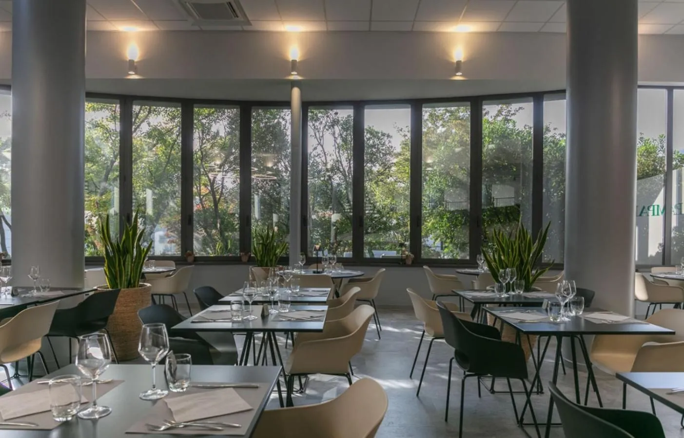 Restaurant/places to eat in Break Hotel