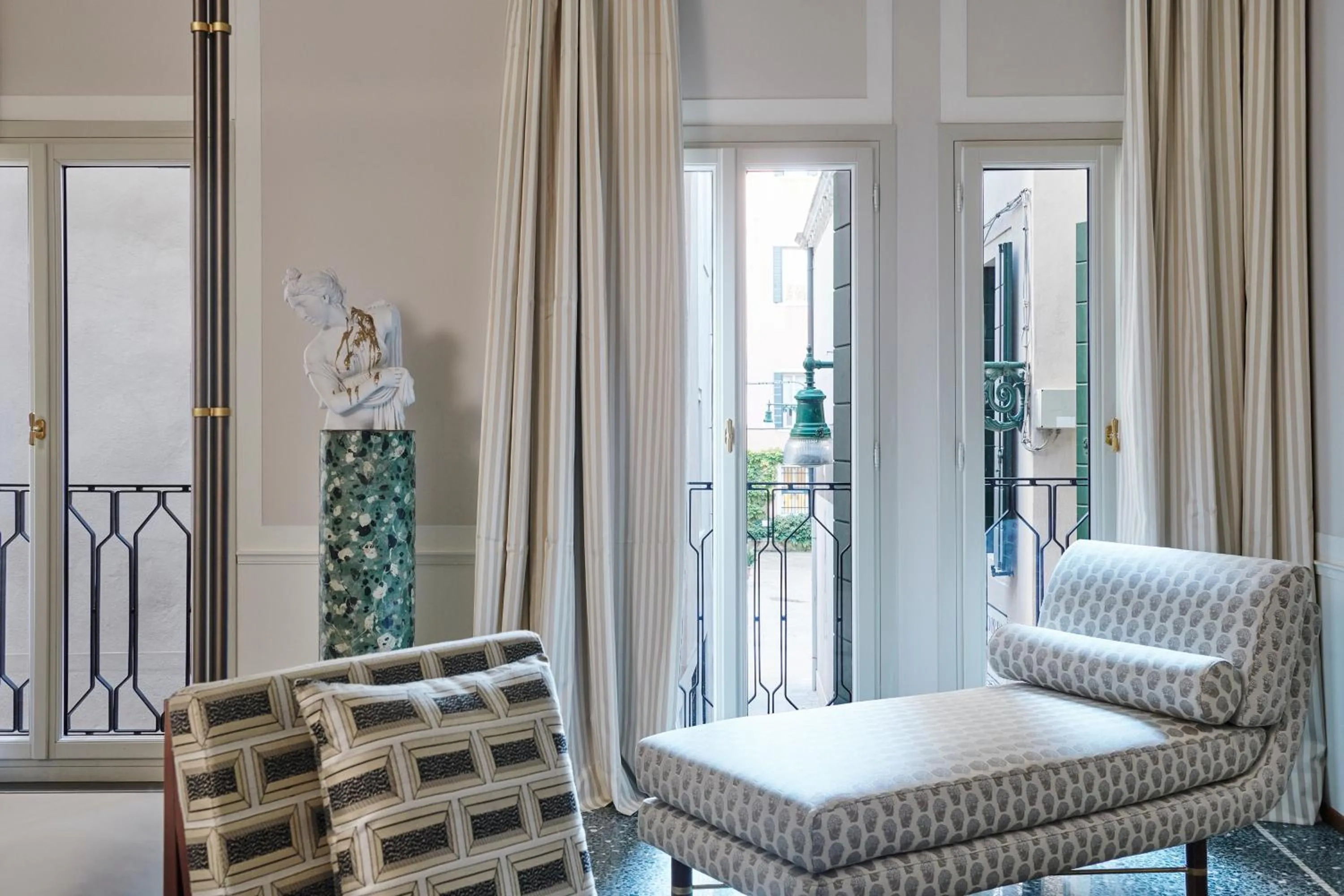 Seating area in Violino d'Oro Venezia