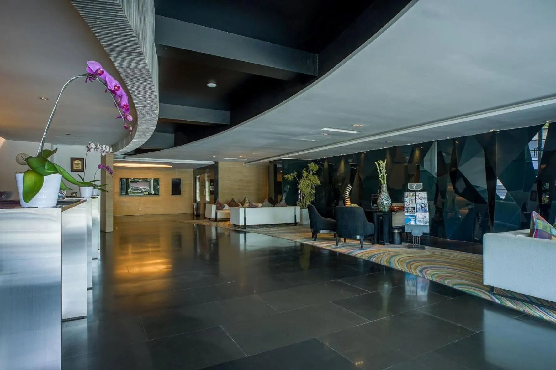 Lobby or reception in ARTOTEL TS Suites Surabaya