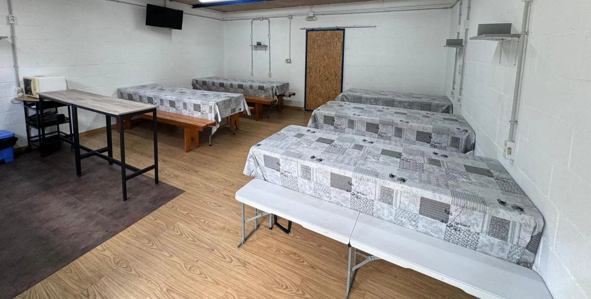 Dining area, Bed in Albergue Naturmaz
