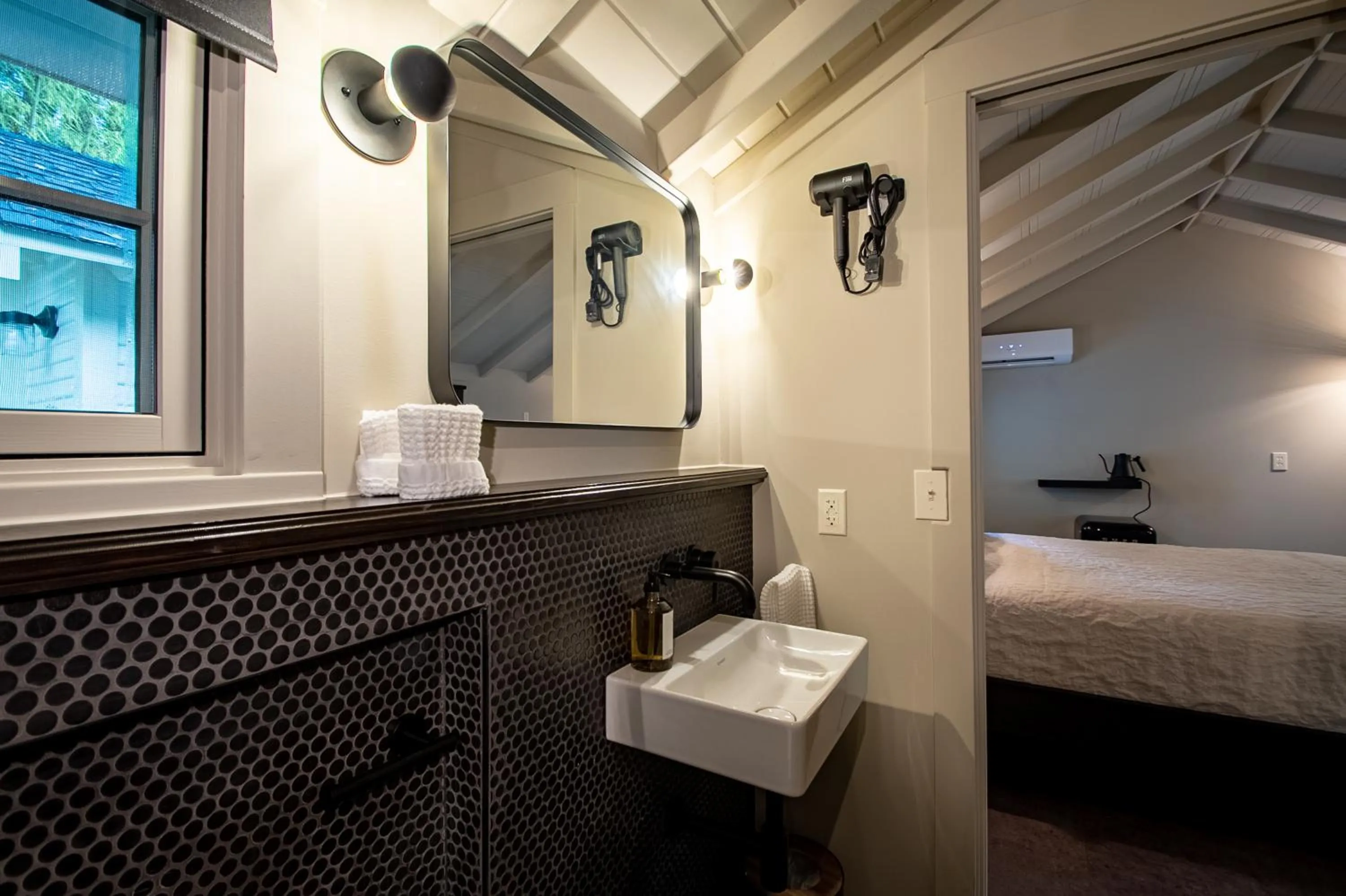Bathroom, Bed in Dawn Ranch