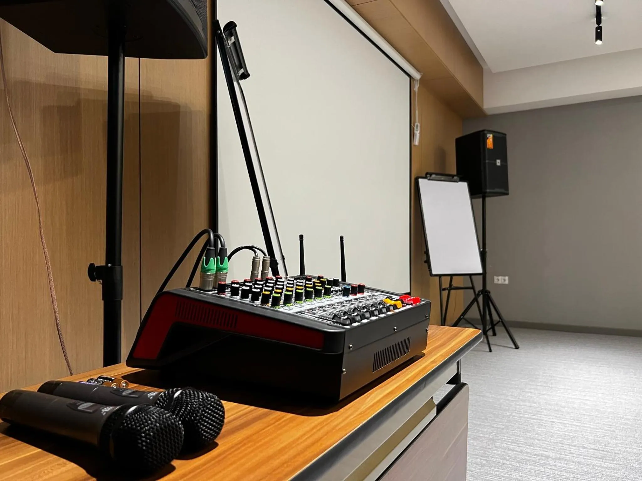 Meeting/conference room in King Plaza Hotel