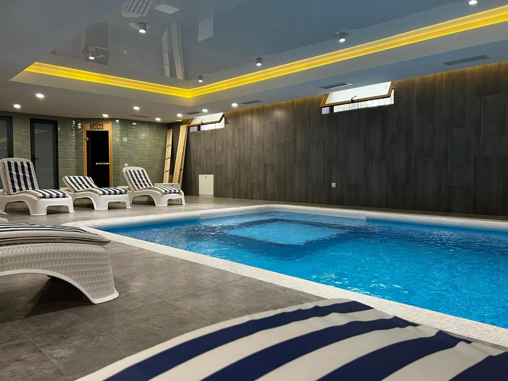 Swimming pool in King Plaza Hotel