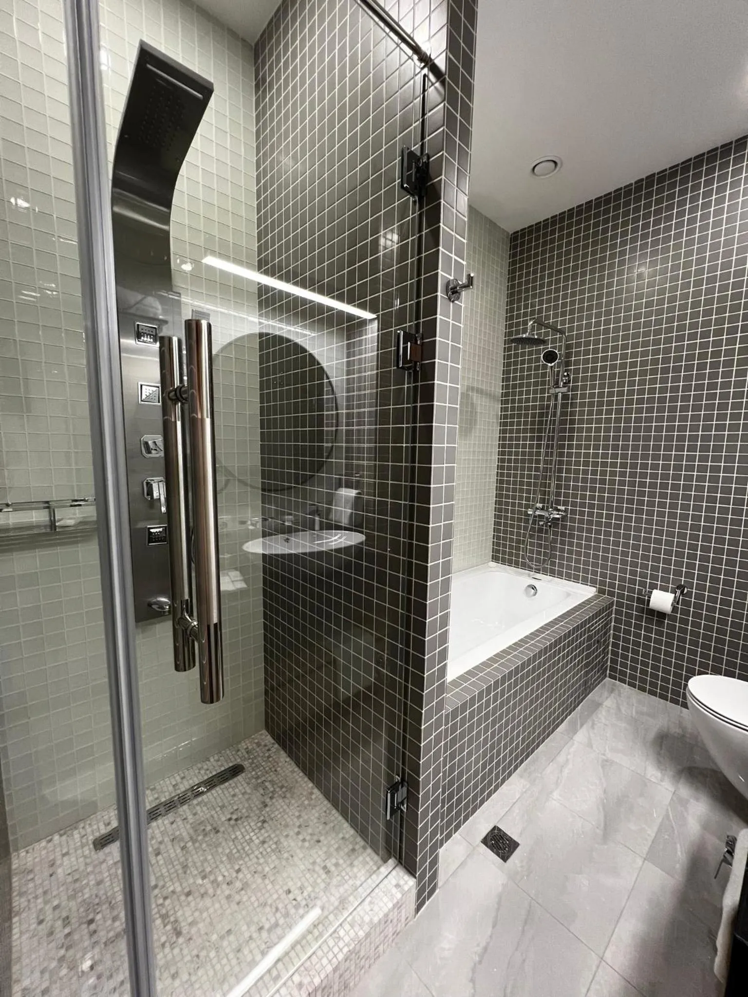 Shower in King Plaza Hotel