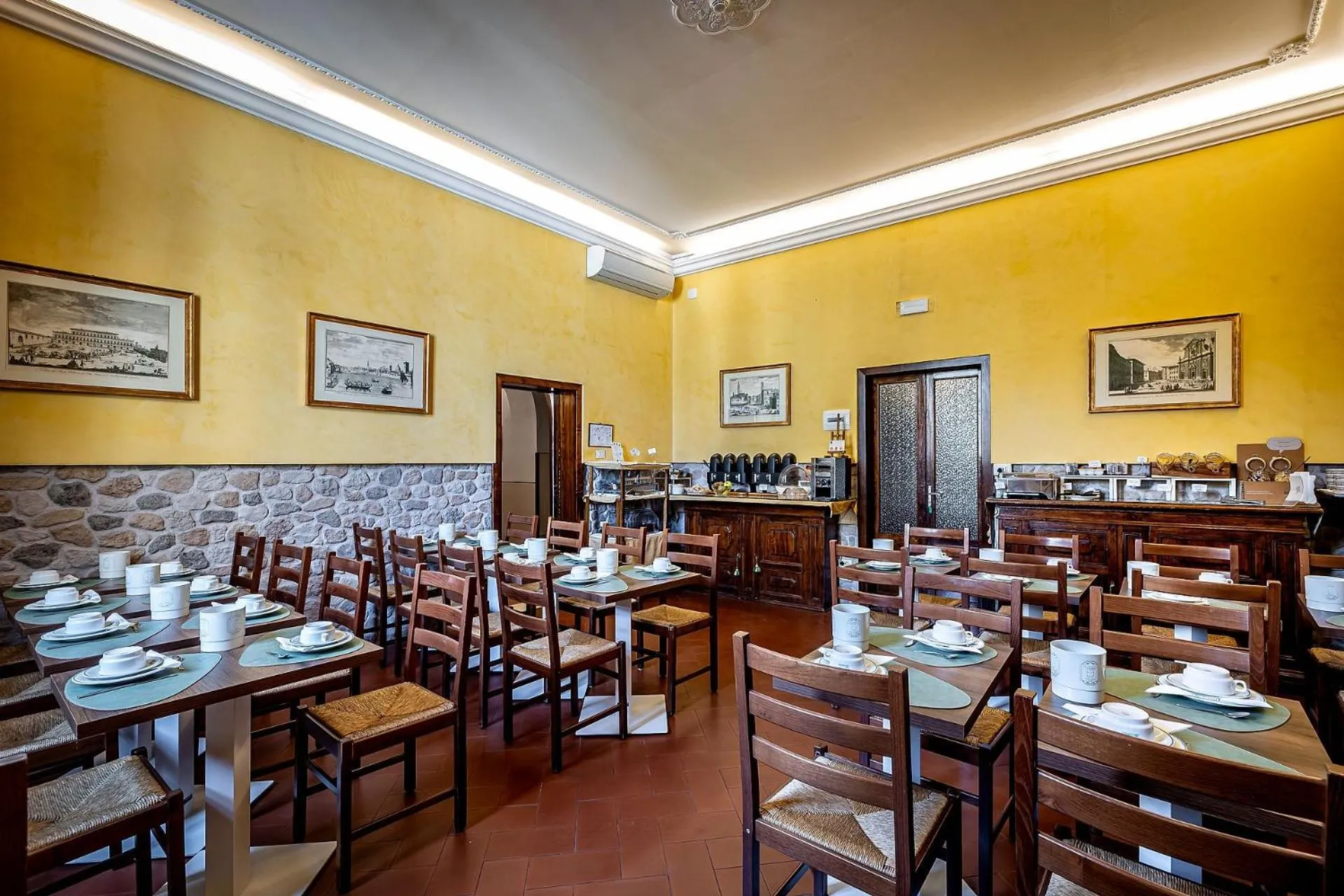 Restaurant/places to eat in Hotel Alessandra