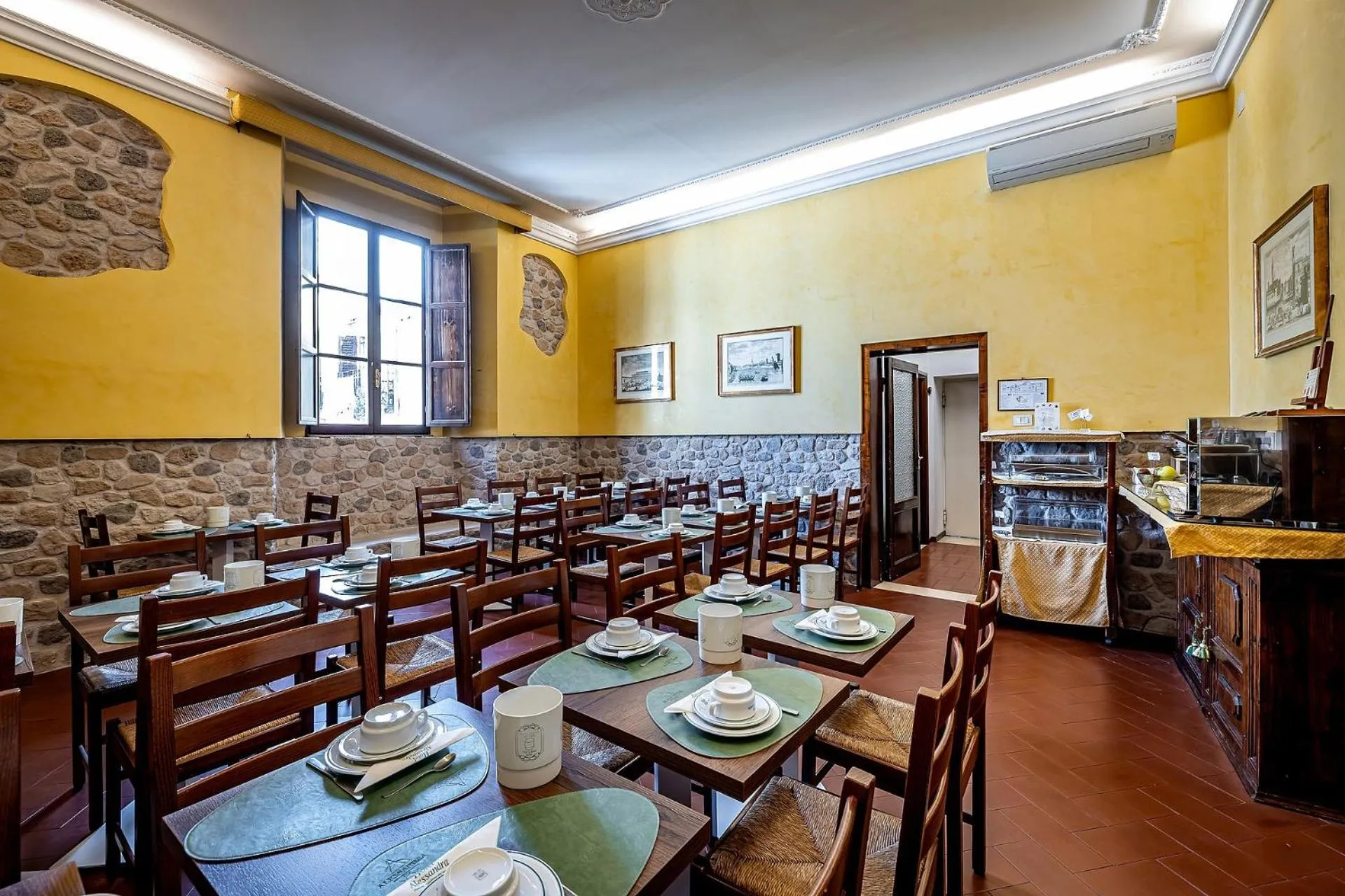 Restaurant/places to eat in Hotel Alessandra
