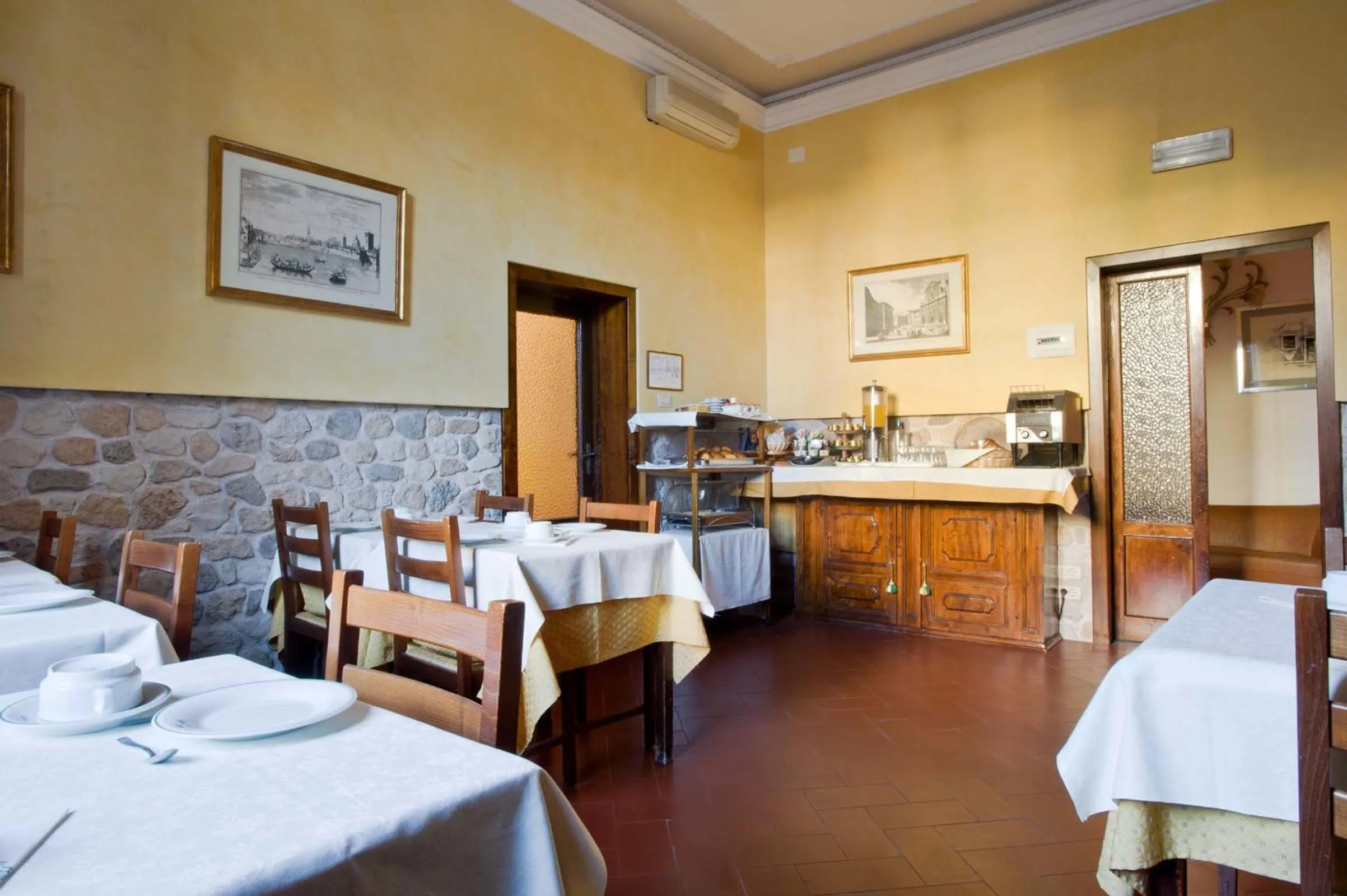 Restaurant/places to eat in Hotel Alessandra