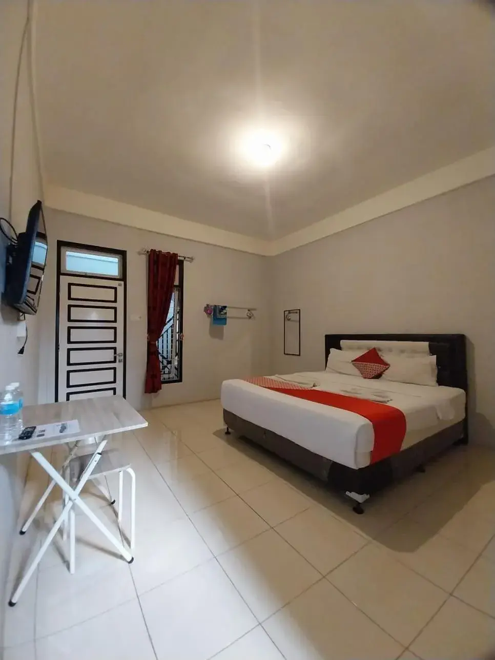 Deluxe Double Room in Dnaiko Syariah Hotel Deluxe Double Room in Dnaiko Syariah Hotel