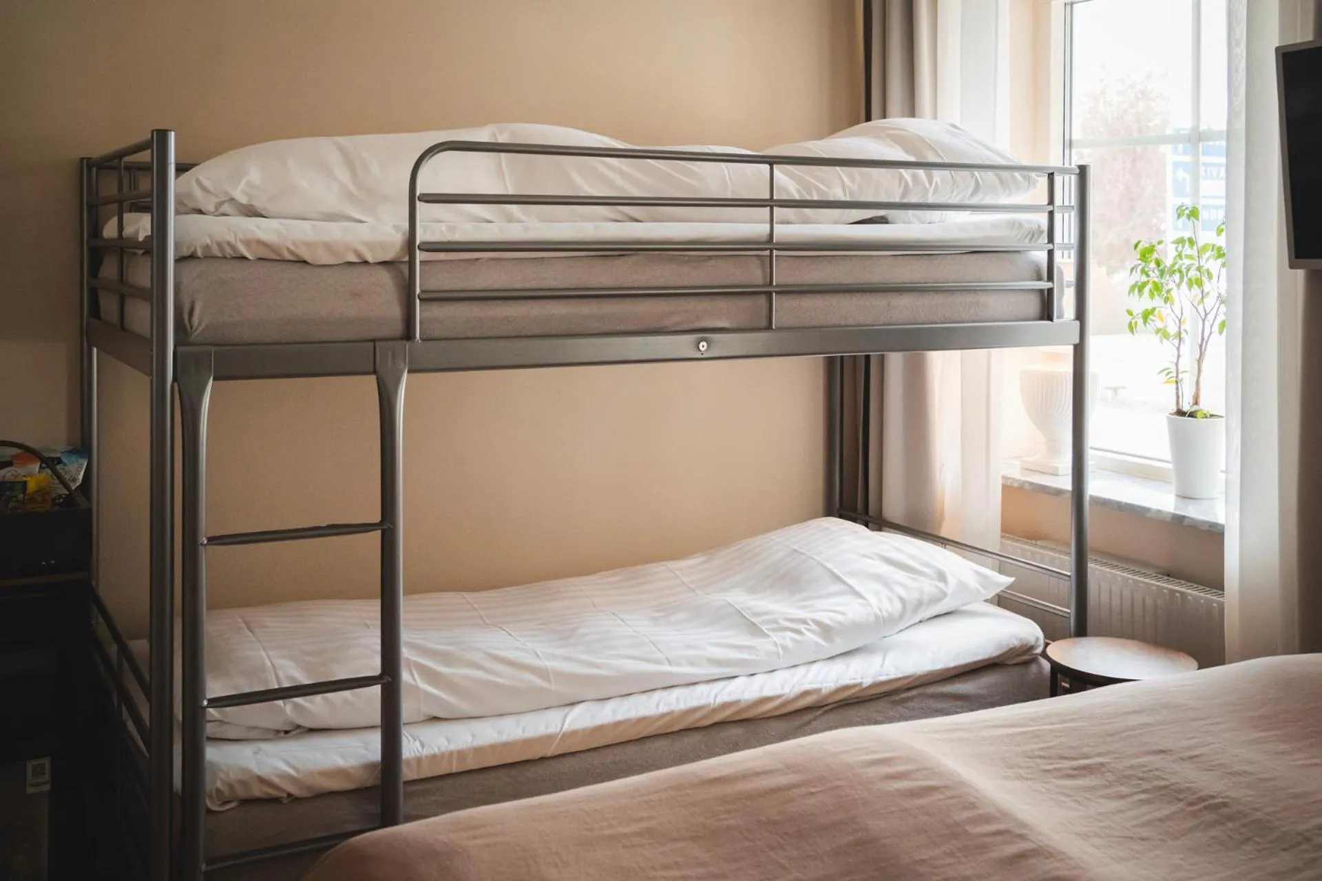 bunk bed, Bed in Två Systrar B&B