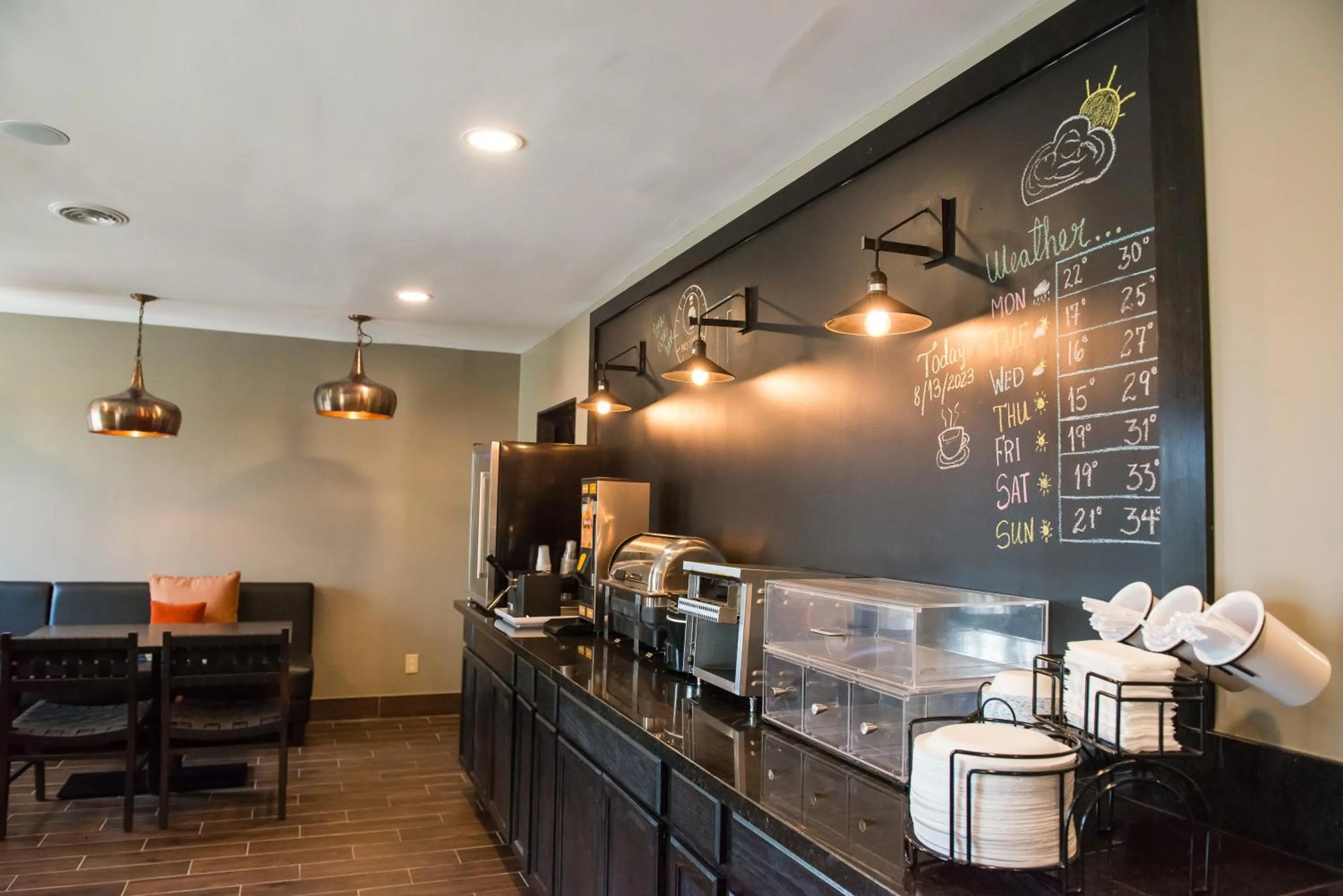 Coffee/tea facilities in Distill-Inn