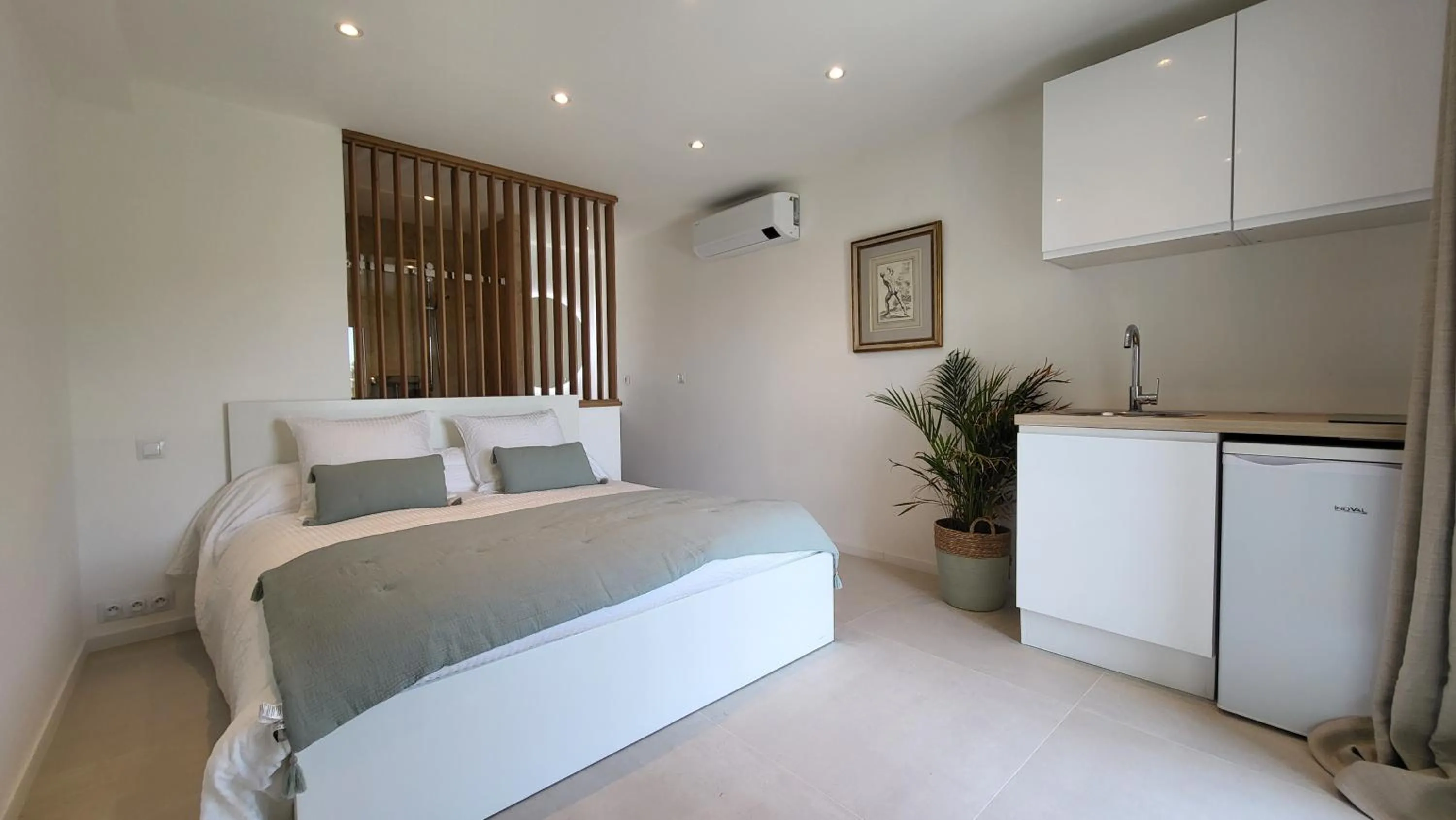 Photo of the whole room, Bed in Ideal BnB, Luxury Apartments
