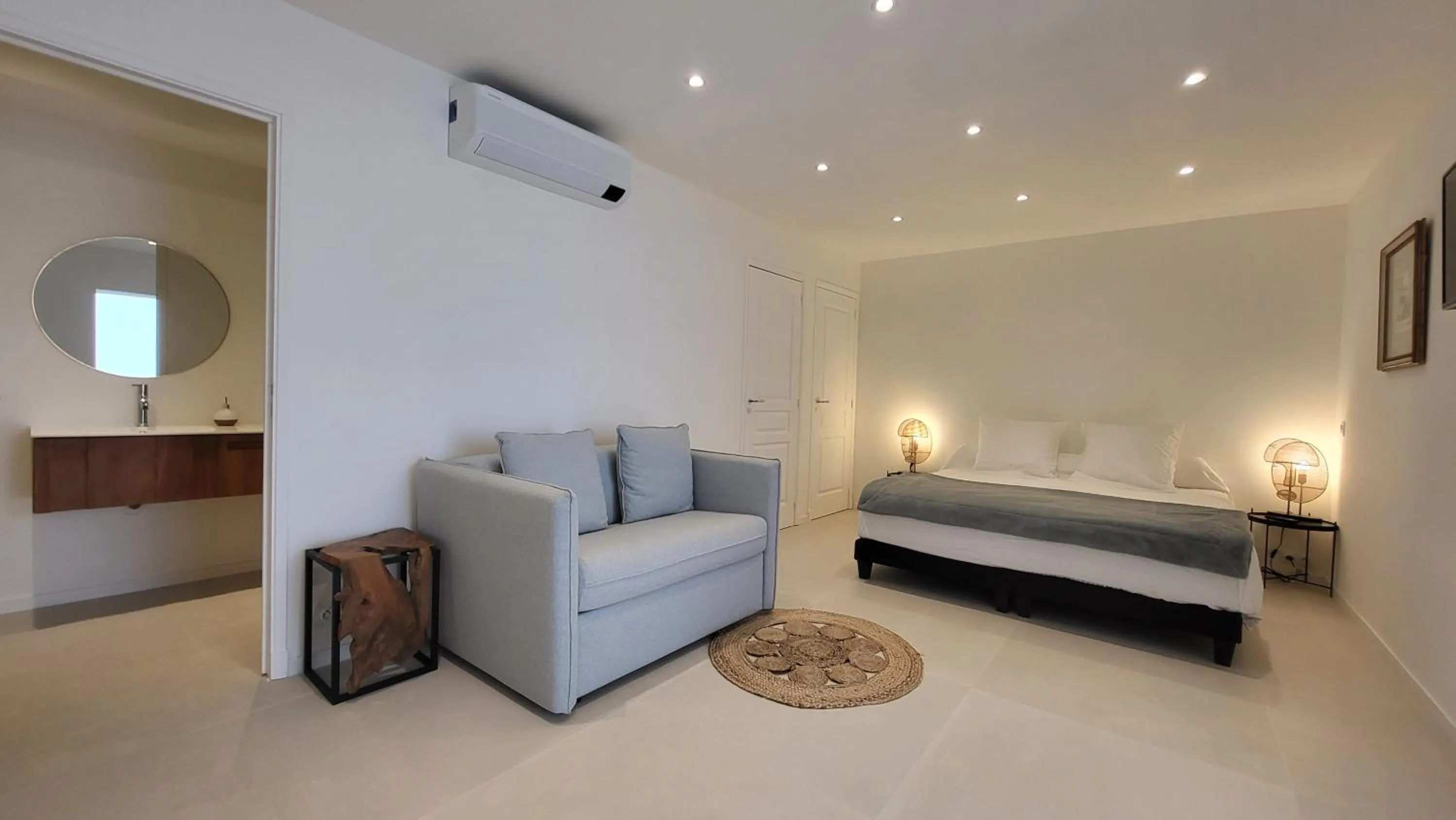 Living room, Bed in Ideal BnB, Luxury Apartments