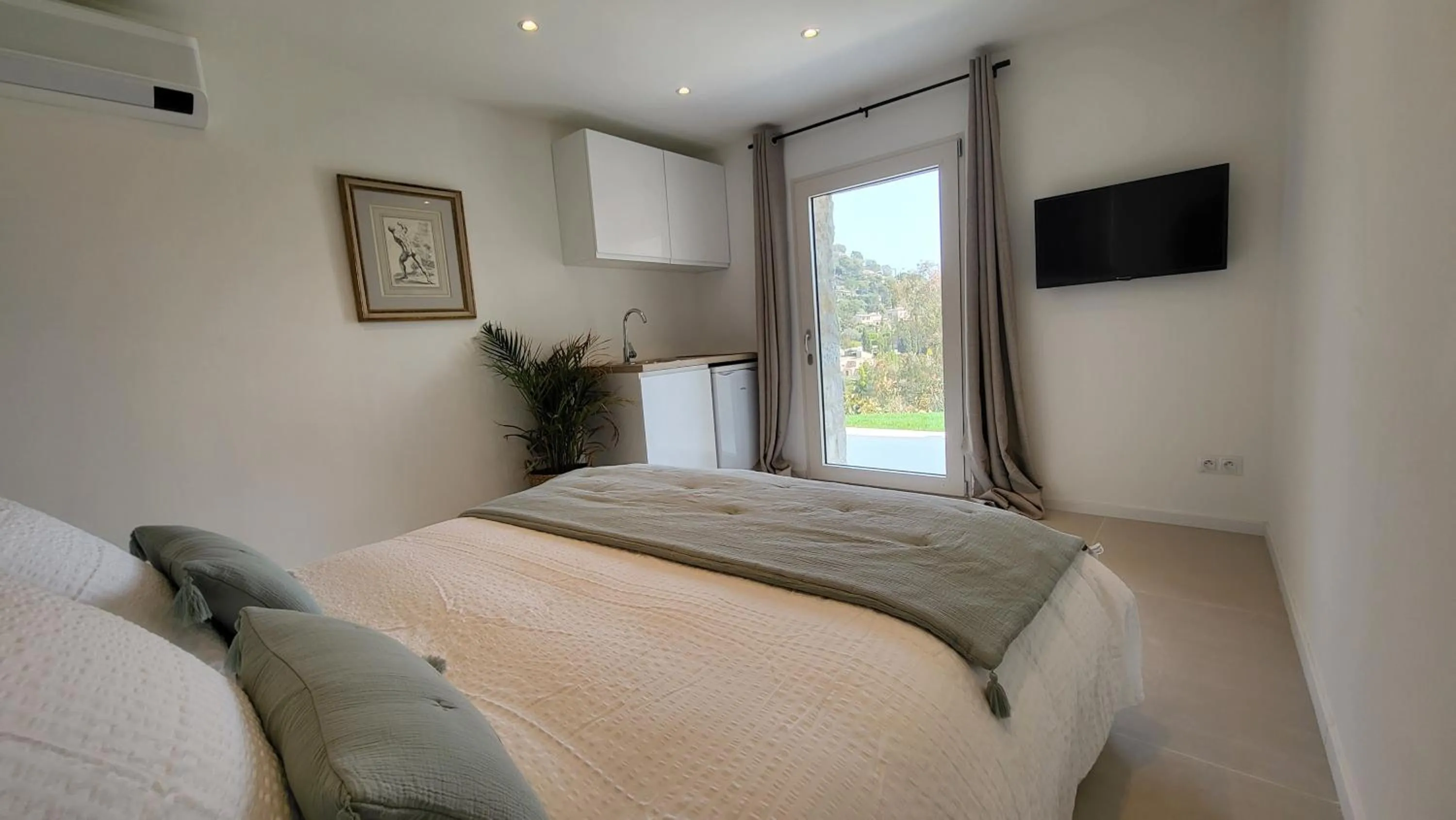 Bed in Ideal BnB, Luxury Apartments