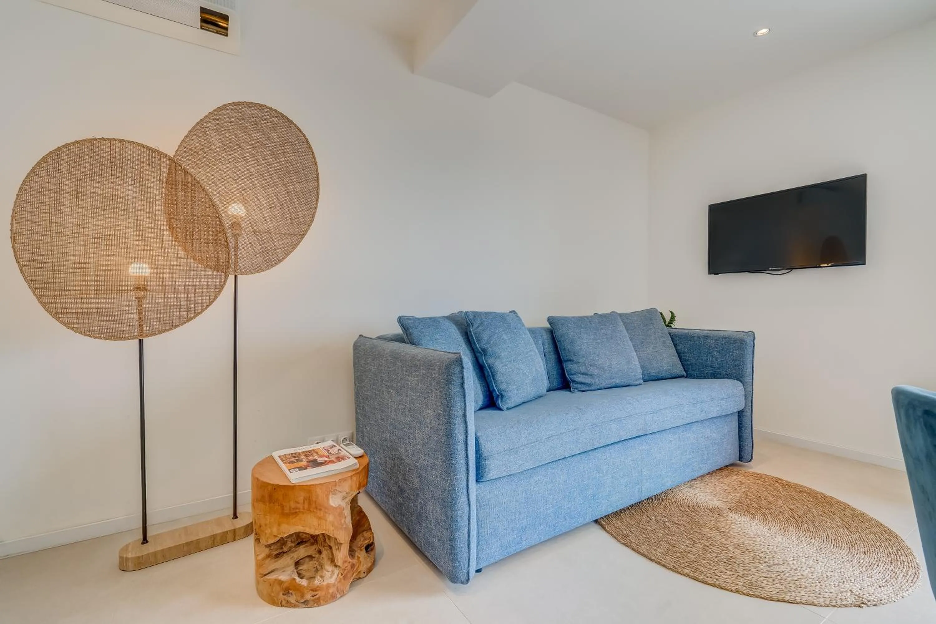 TV and multimedia in Ideal BnB, Luxury Apartments