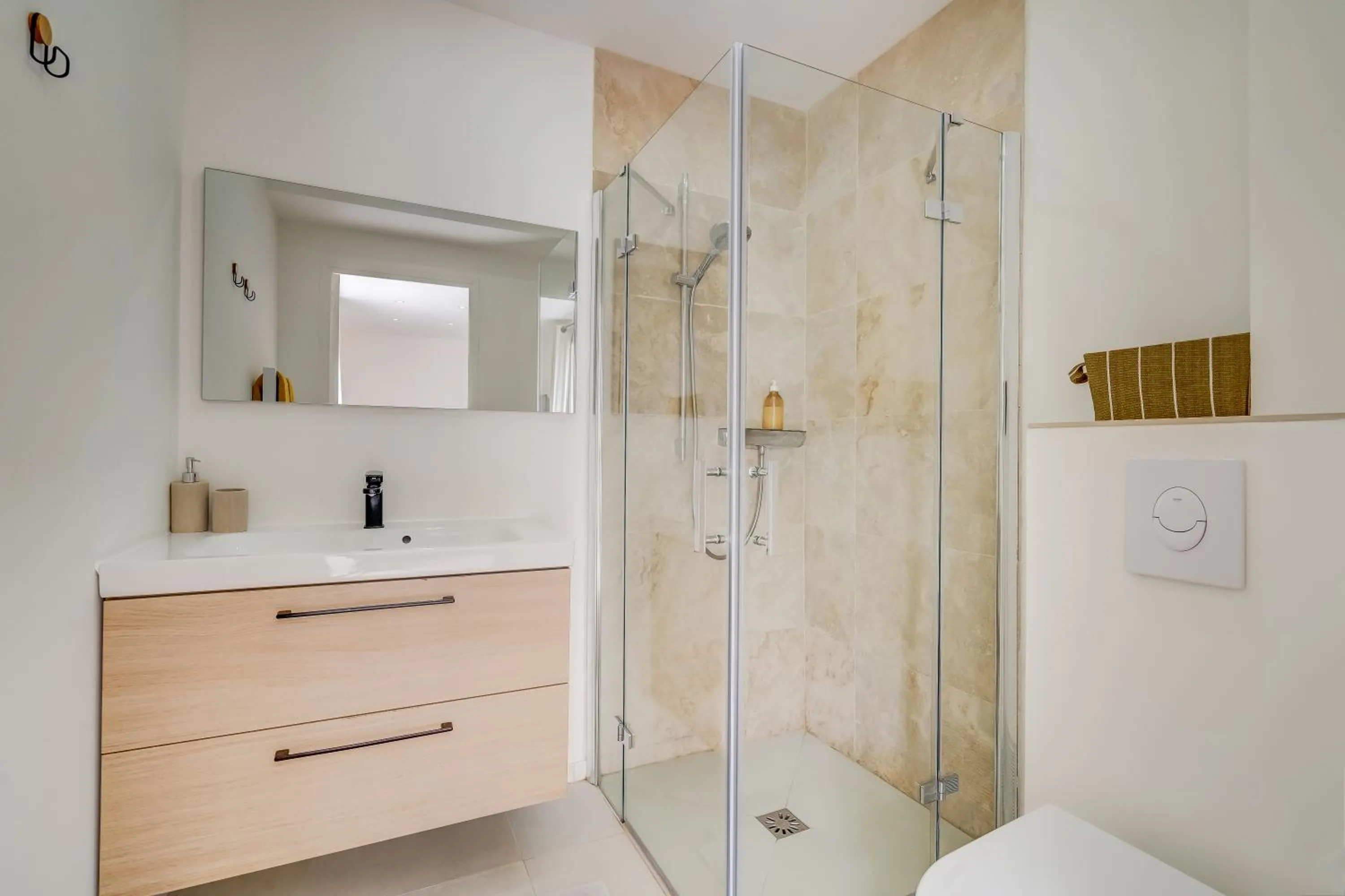Bathroom in Ideal BnB, Luxury Apartments