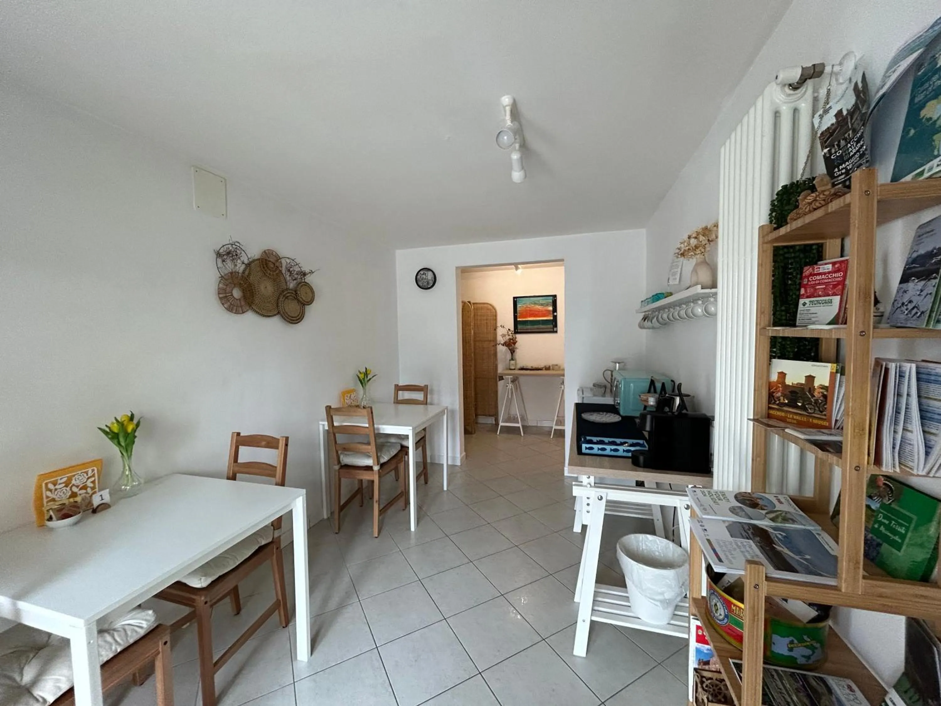 Dining area in B&B La Bohème Porto Garibaldi