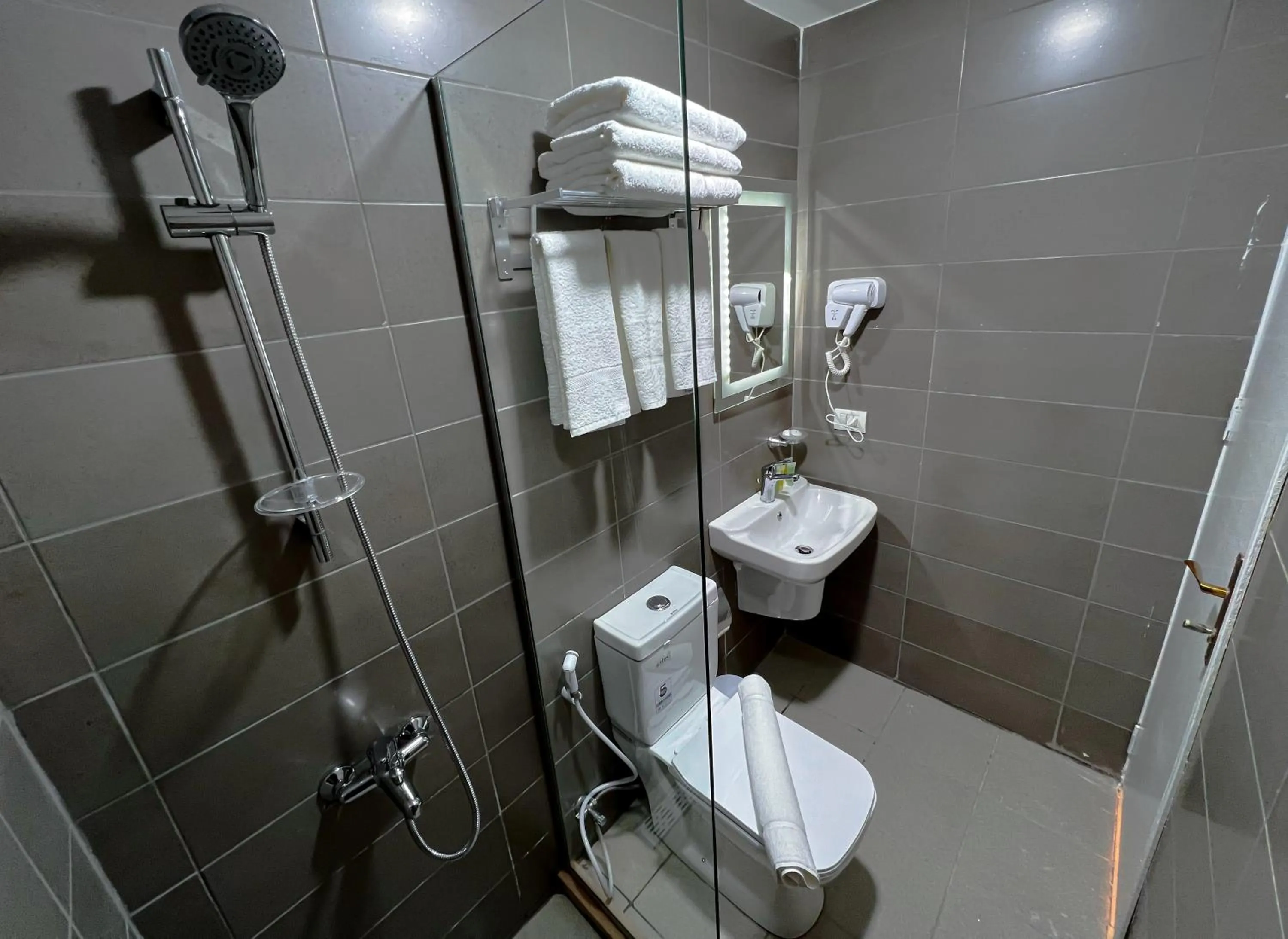 Shower in Beit Alshabaan Inn