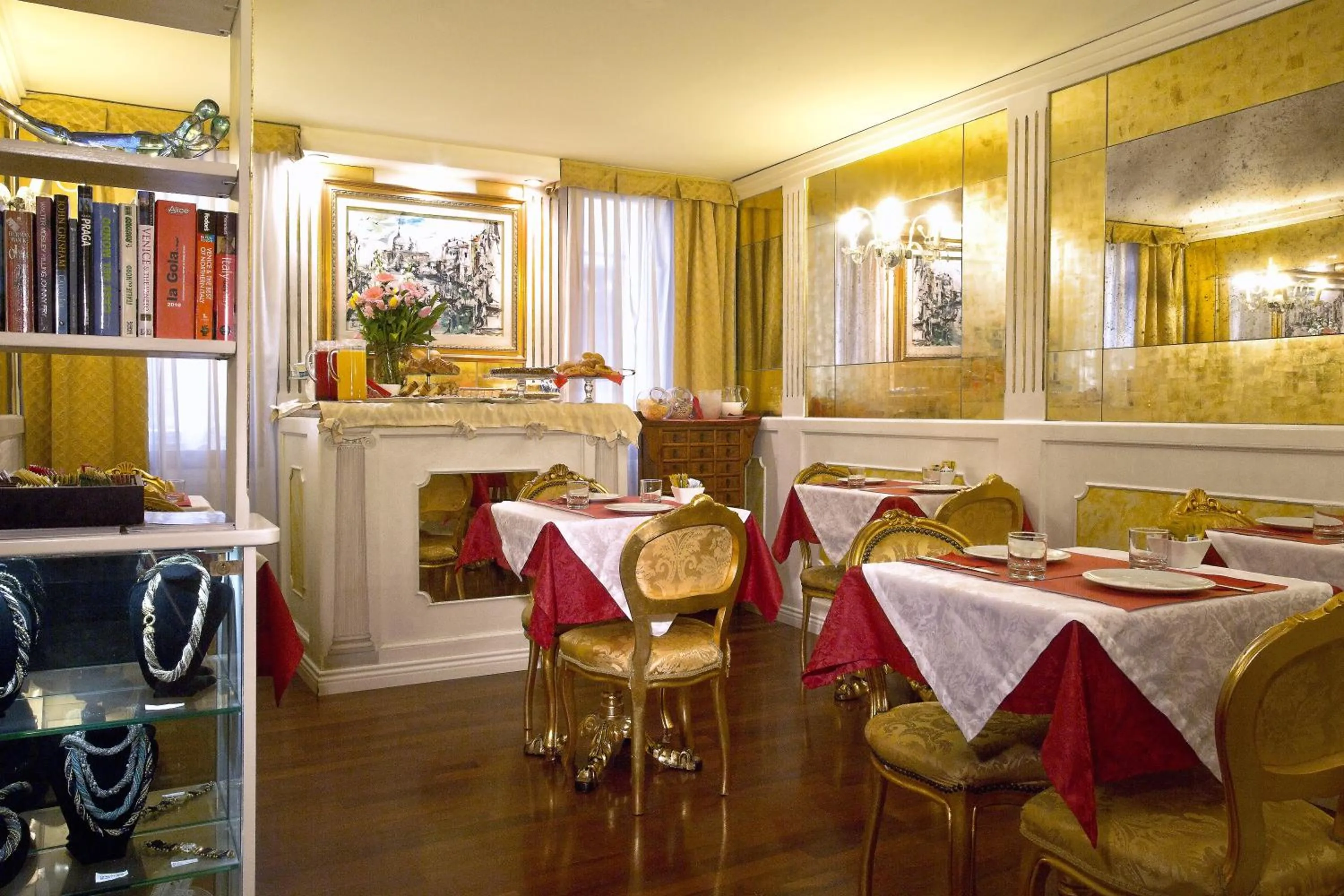 Restaurant/places to eat in Hotel Noemi