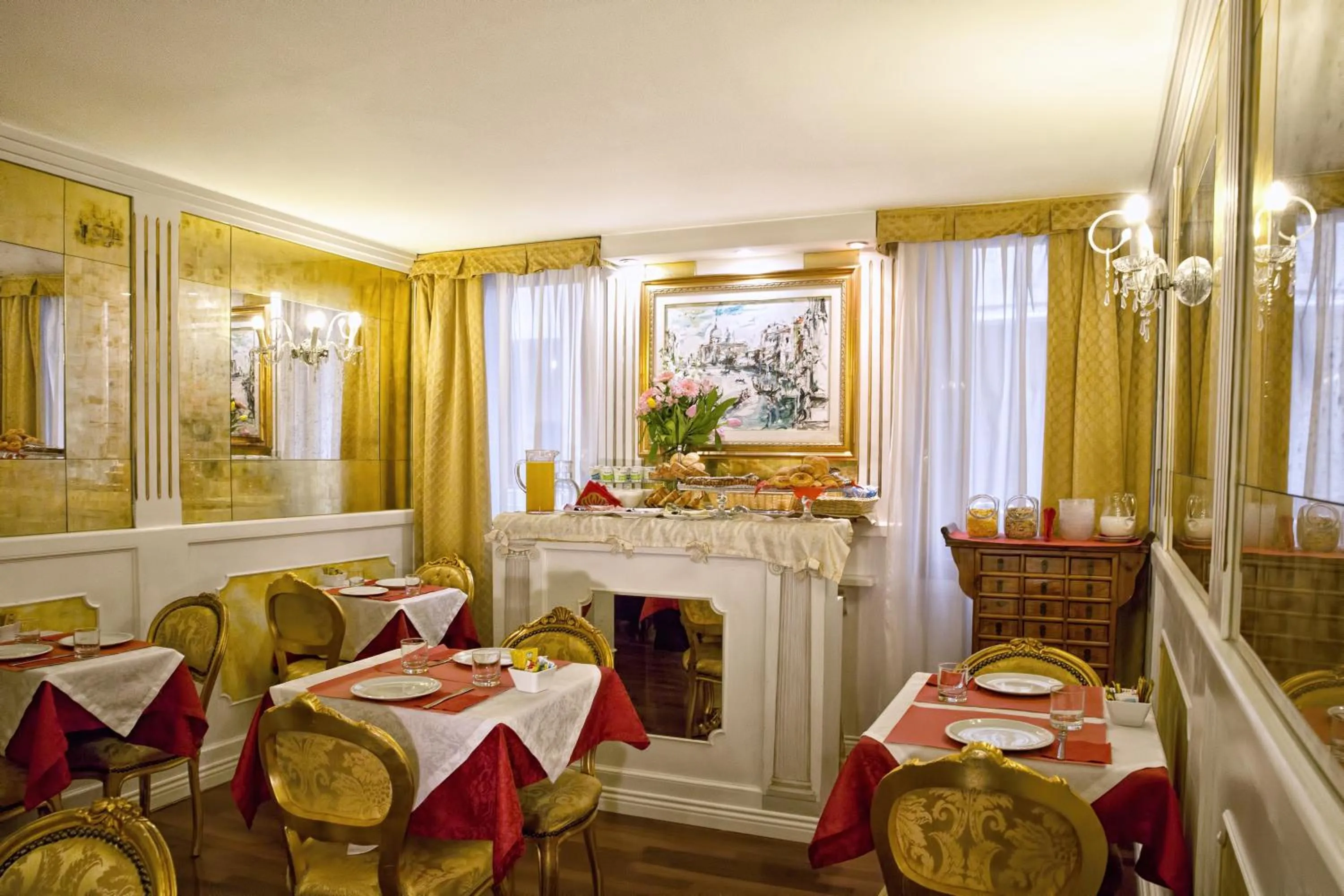 Restaurant/places to eat in Hotel Noemi