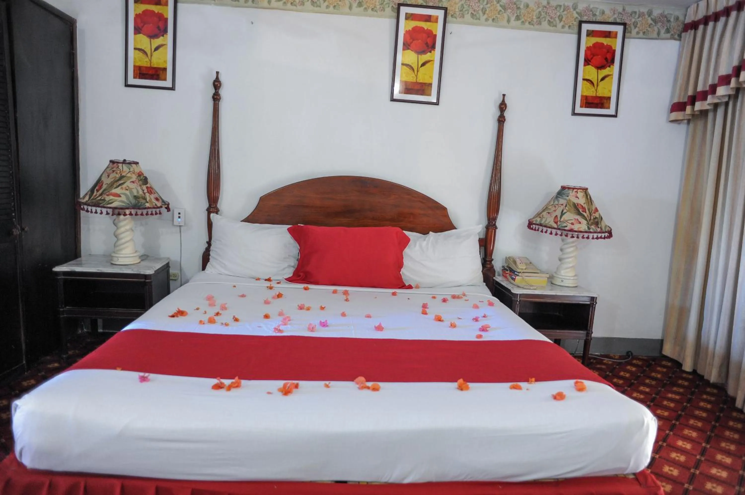 Bedroom, Bed in Glorianna Hotel