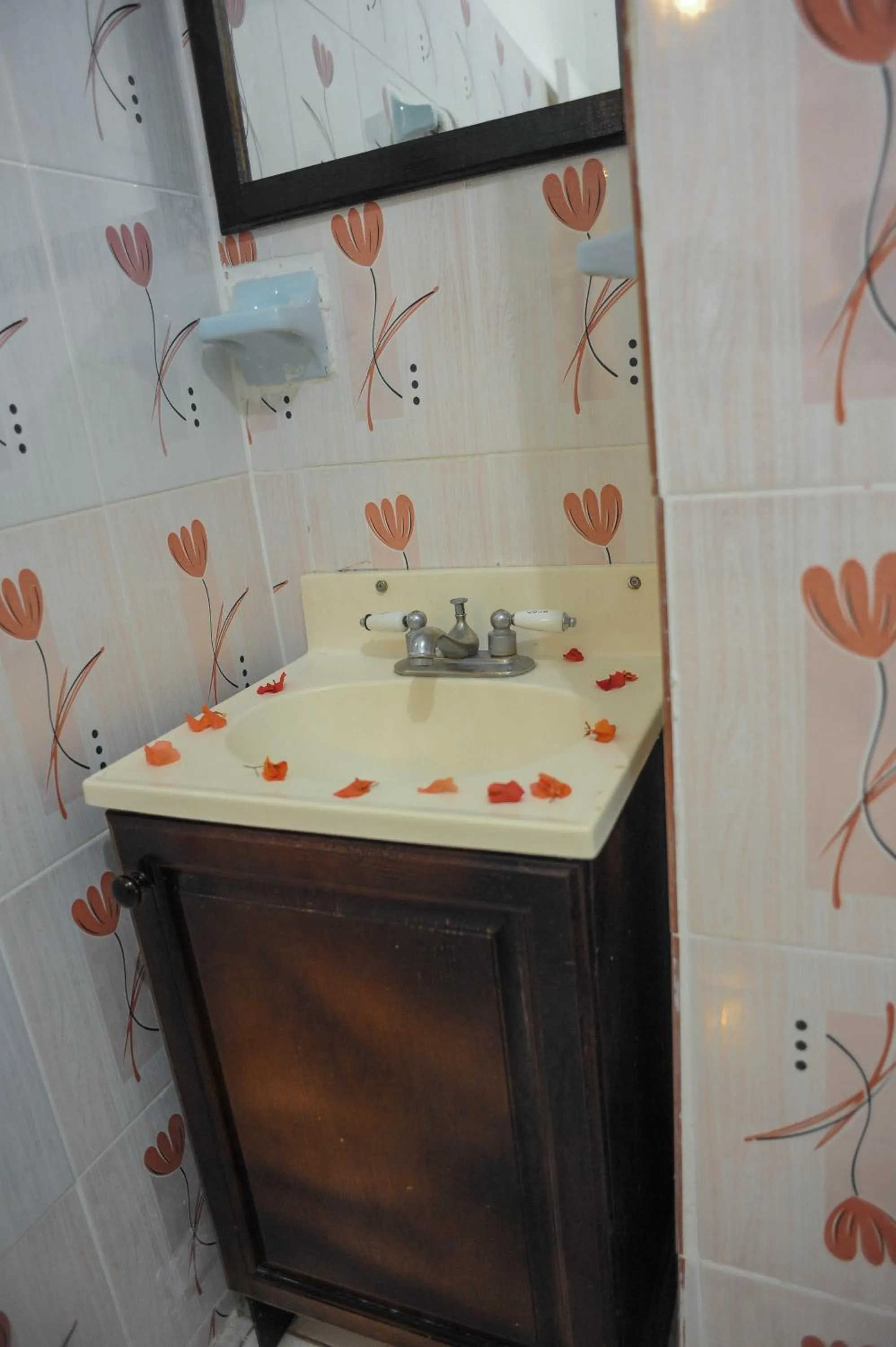Bathroom in Glorianna Hotel