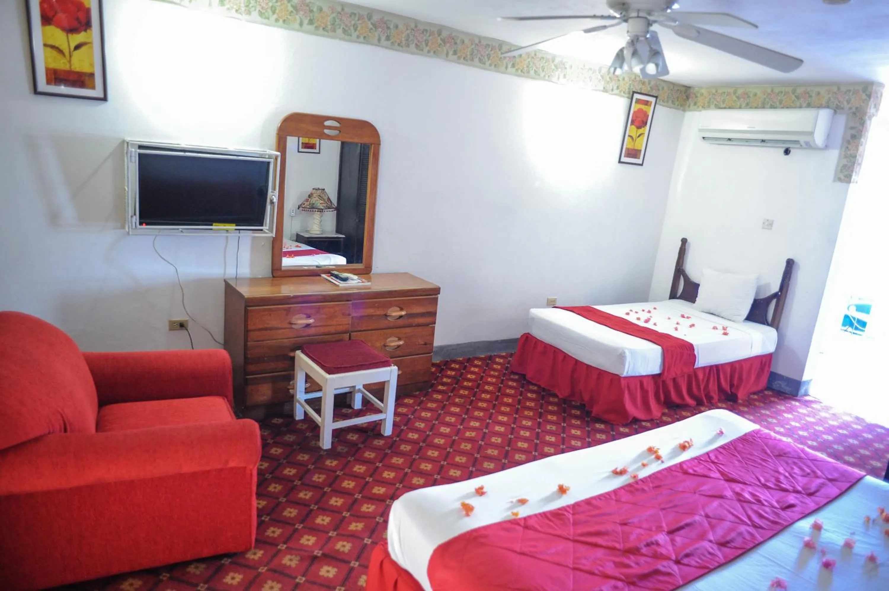 Photo of the whole room, Bed in Glorianna Hotel