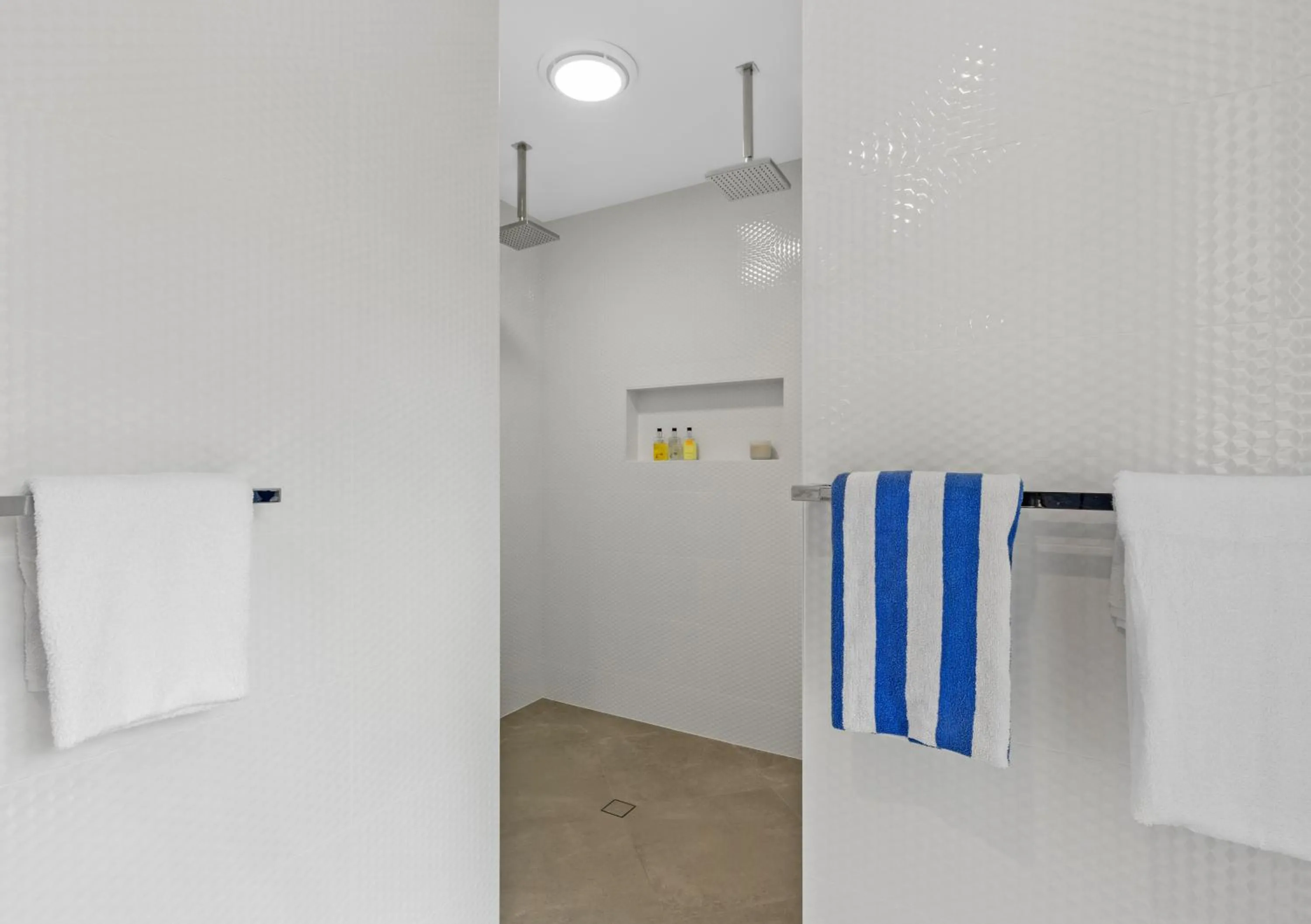 Bathroom in Tenterfield Beachfront Luxury 4 Bedroom Holiday Home