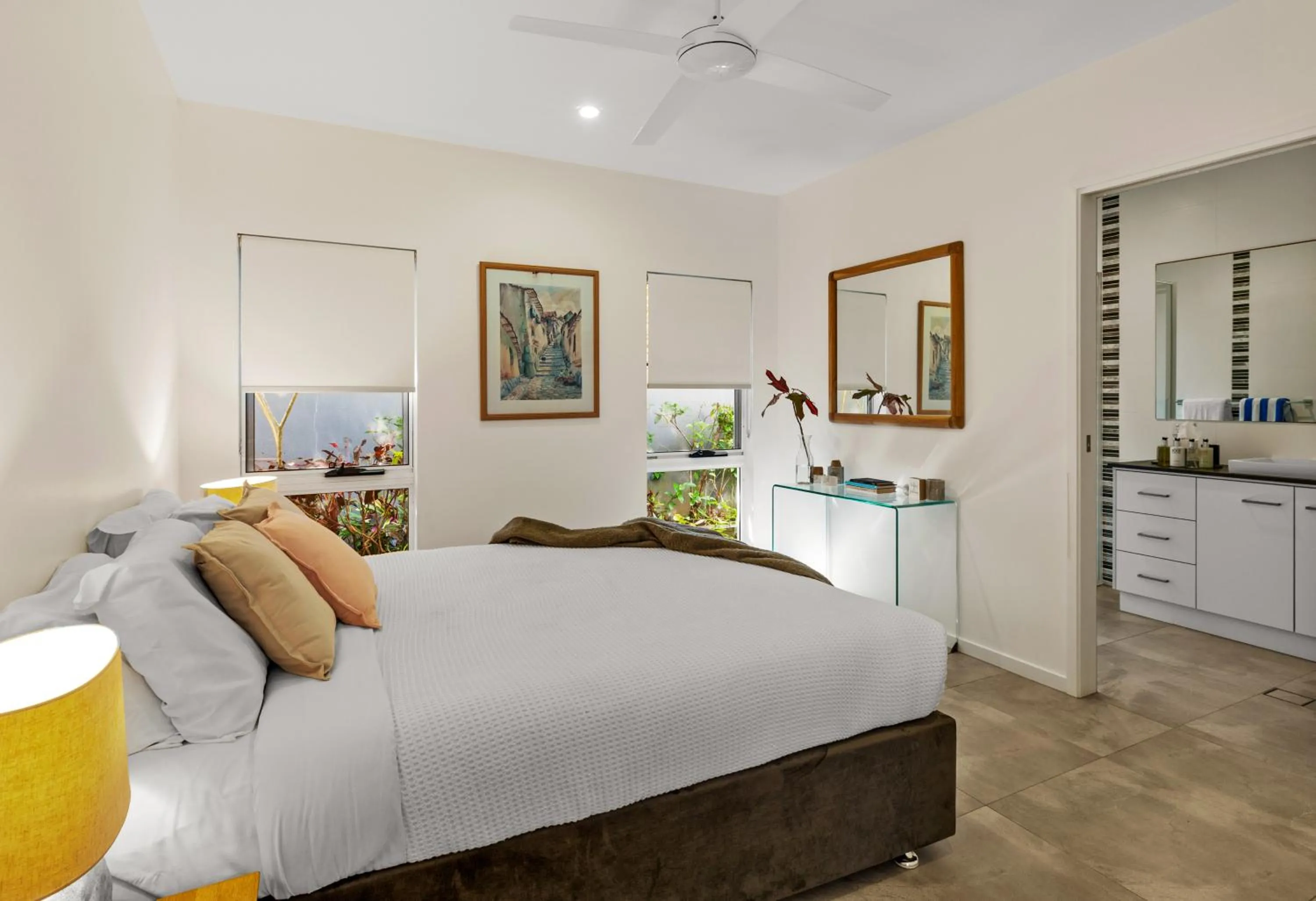 Bed in Tenterfield Beachfront Luxury 4 Bedroom Holiday Home