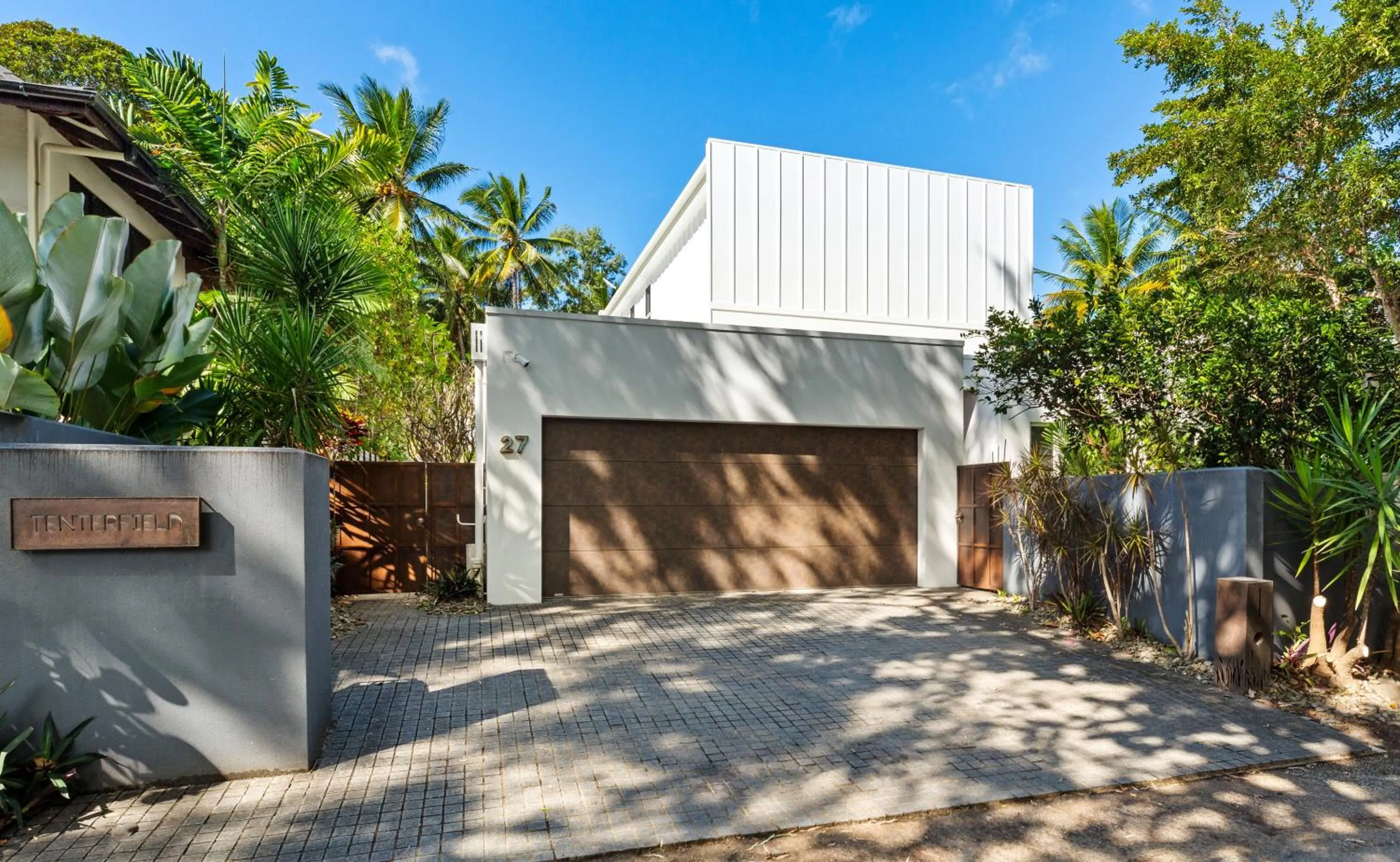 Property building in Tenterfield Beachfront Luxury 4 Bedroom Holiday Home