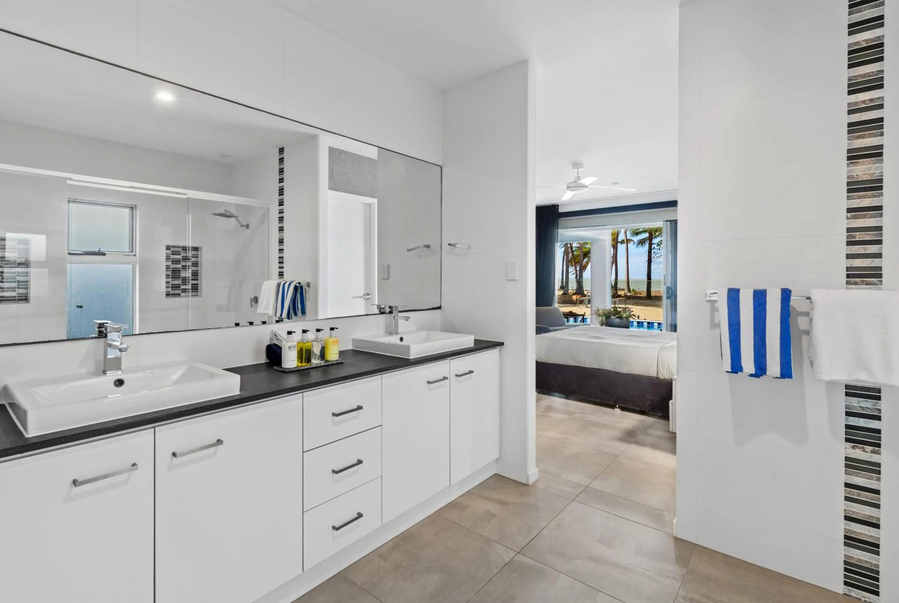 Bathroom in Tenterfield Beachfront Luxury 4 Bedroom Holiday Home
