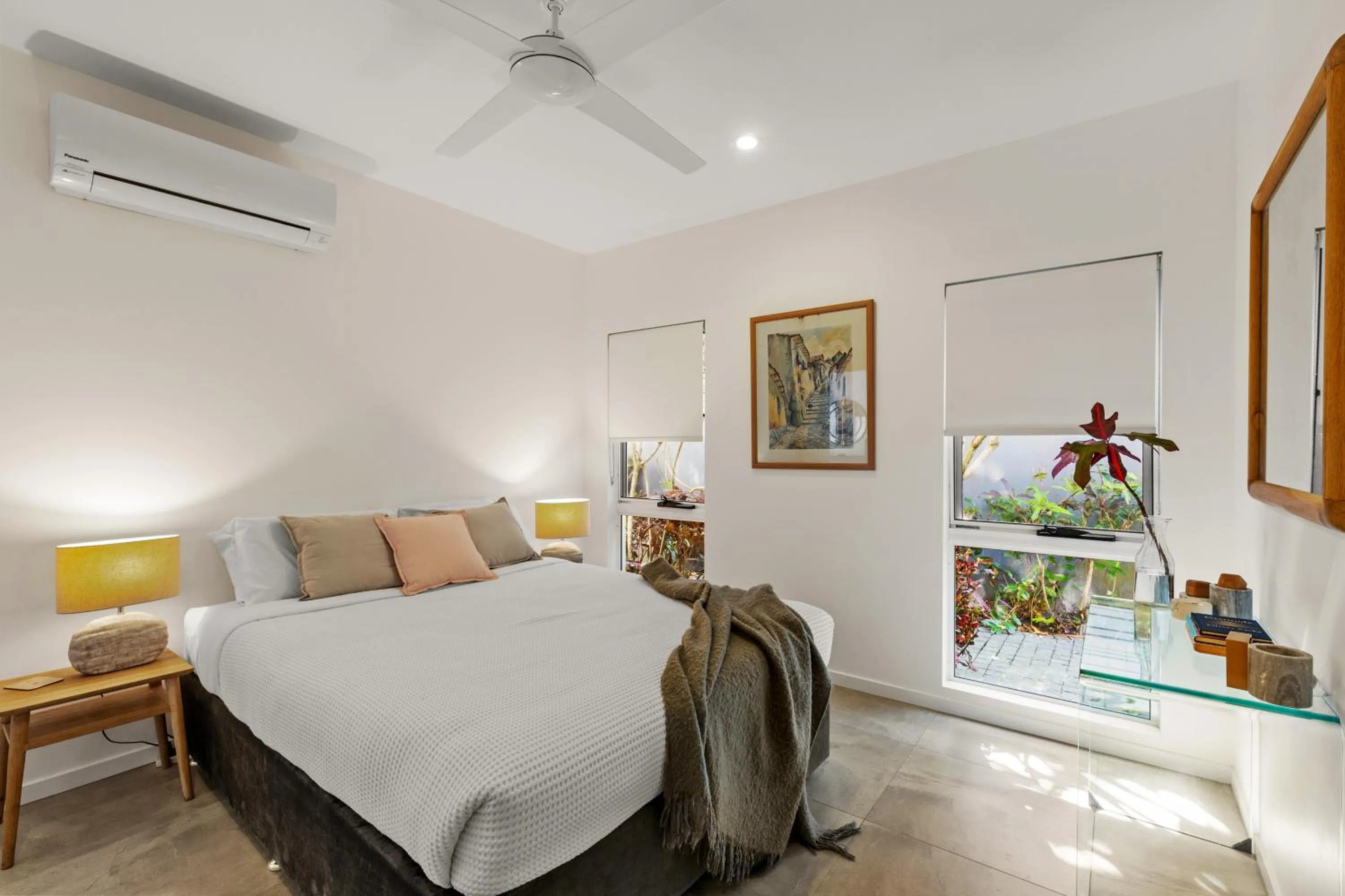 Bed in Tenterfield Beachfront Luxury 4 Bedroom Holiday Home