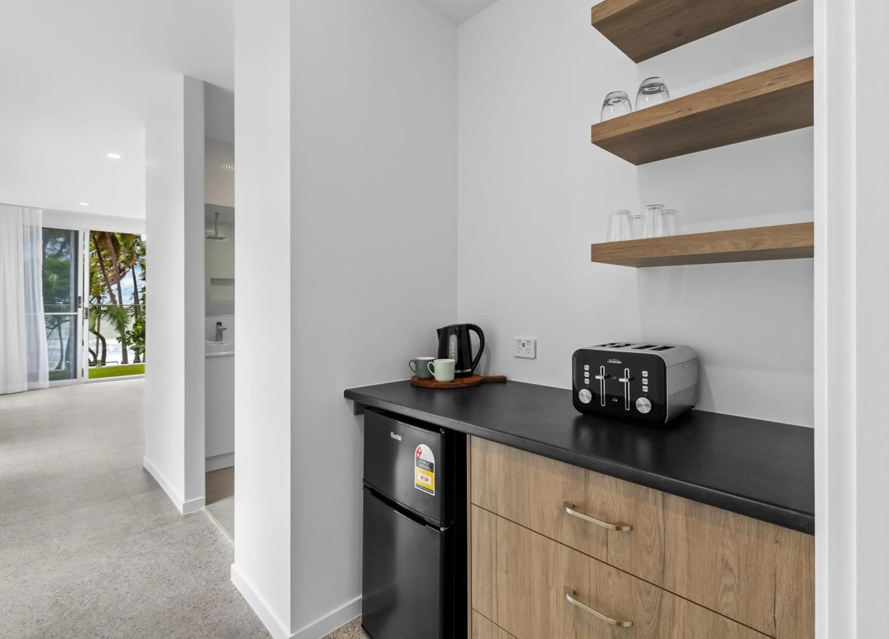 Coffee/tea facilities in Tenterfield Beachfront Luxury 4 Bedroom Holiday Home