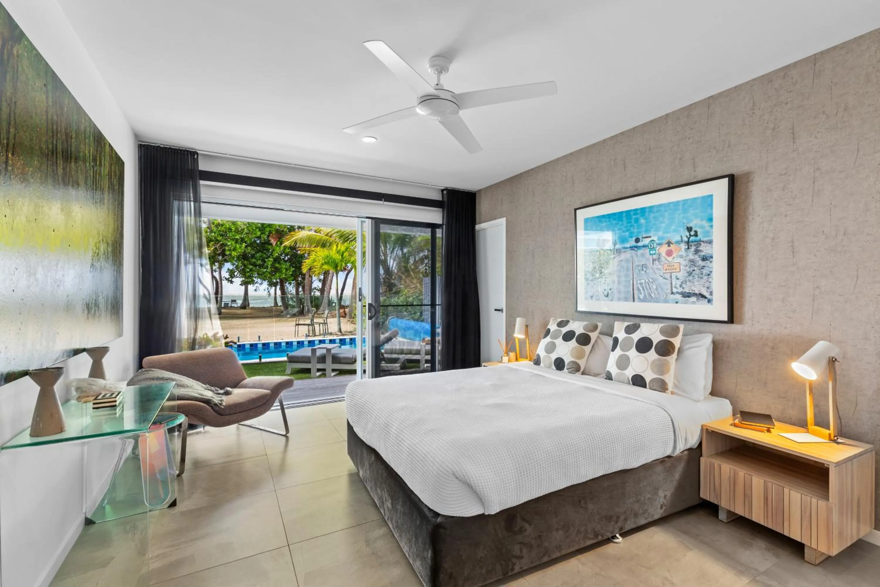 Bed in Tenterfield Beachfront Luxury 4 Bedroom Holiday Home