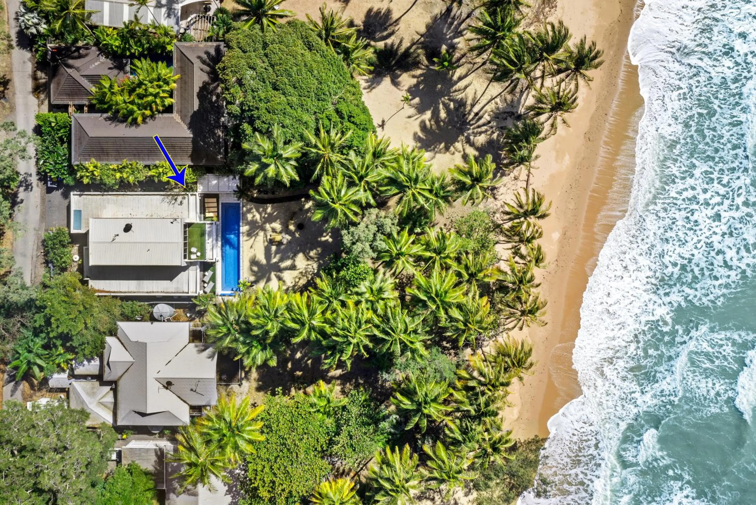 Property building in Tenterfield Beachfront Luxury 4 Bedroom Holiday Home